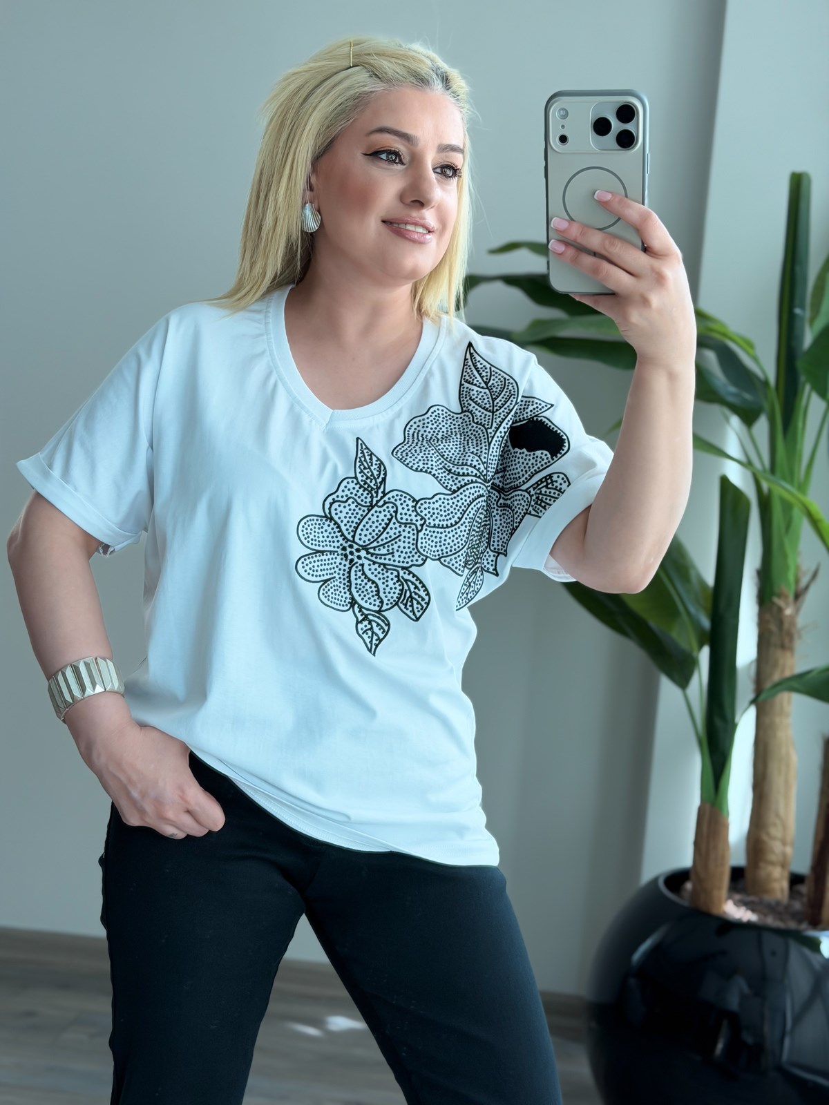 V Yaka Siyah Çiçek Taşlı Tshirt BEYAZ