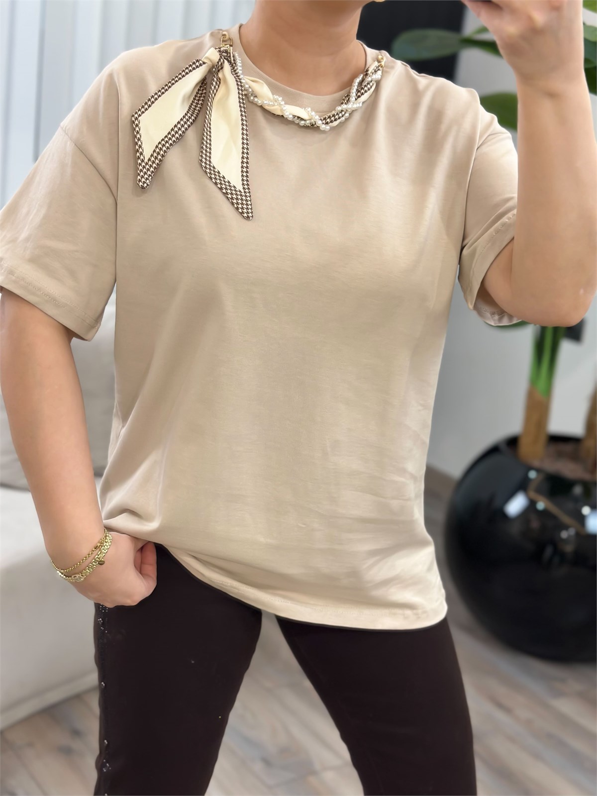 Yaka İncili Fularlı Pamuk Penye Tshirt BEJ