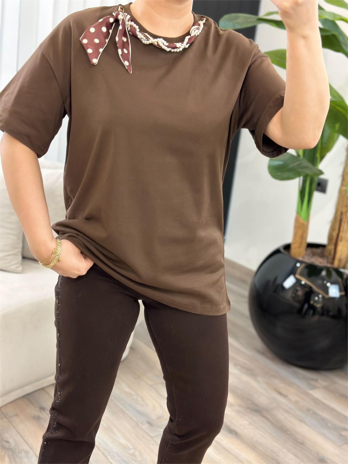 Yaka İncili Fularlı Pamuk Penye Tshirt KAHVE