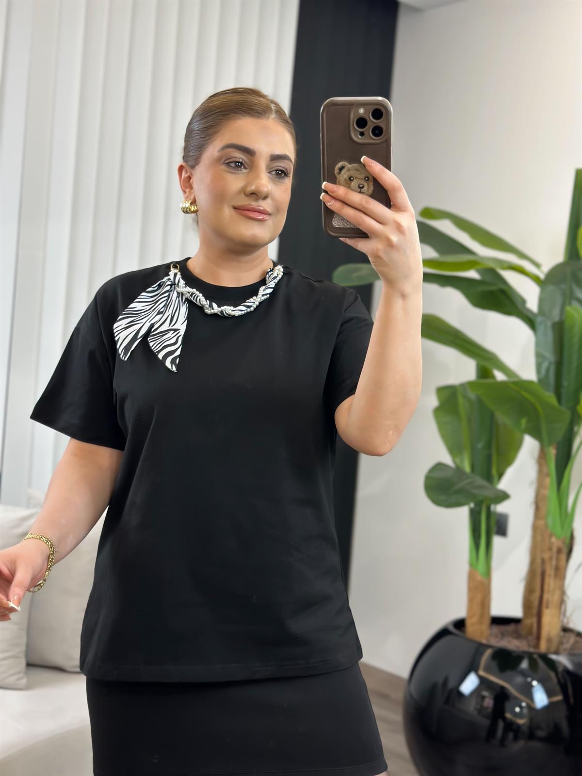 Yaka İncili Fularlı Pamuk Penye Tshirt SİYAH