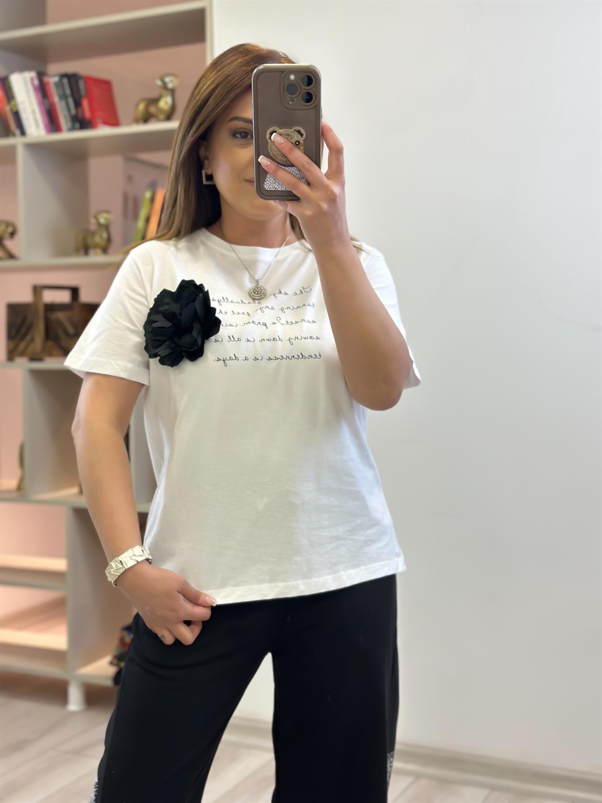 Yazı ve Çiçek Broş Detaylı Tshirt EKRU