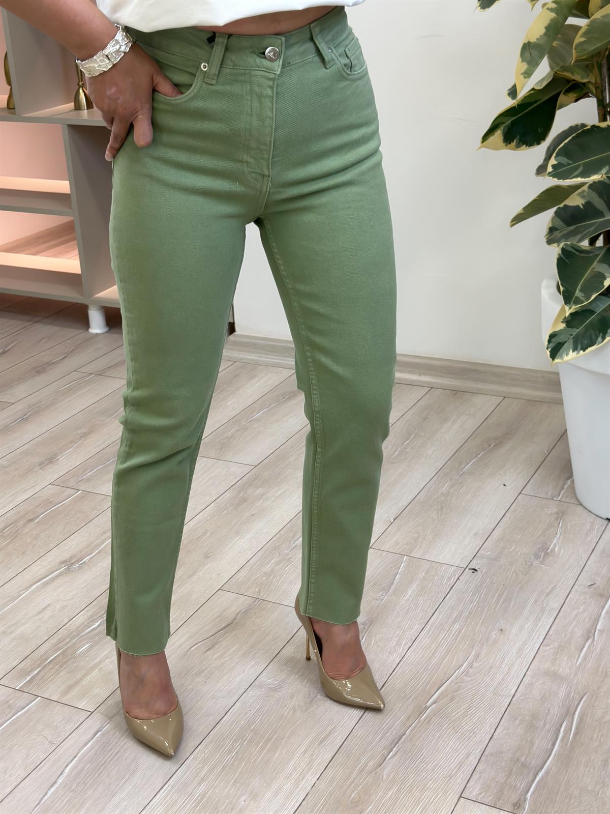 Yüksek Bel Likralı Toparlayıcı Paçası Kesik Fit Mom Jean ÇAĞLA YEŞİLİ