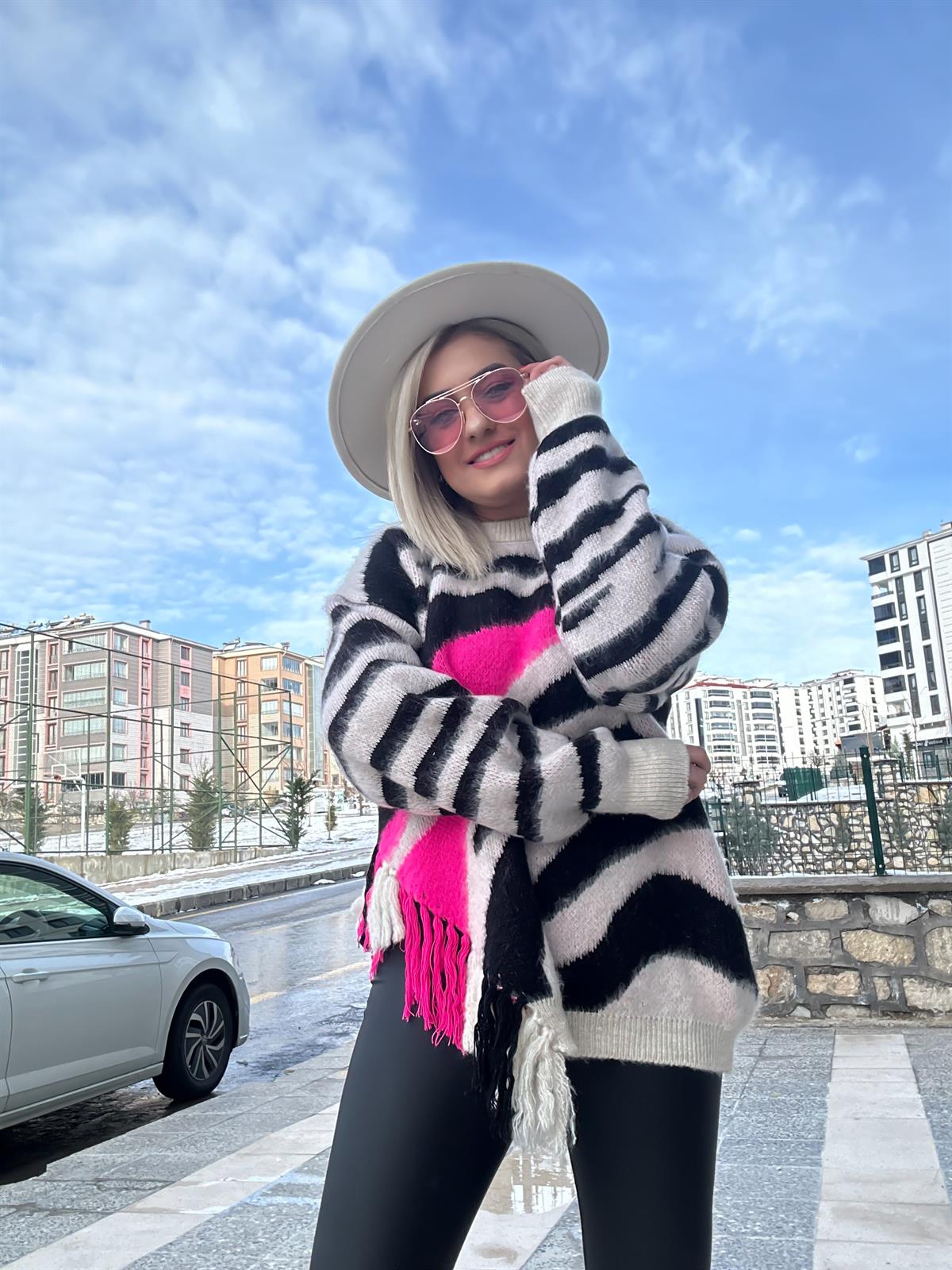 Zebra Desenli Püskülü Kazak Vizon Neon Pembe