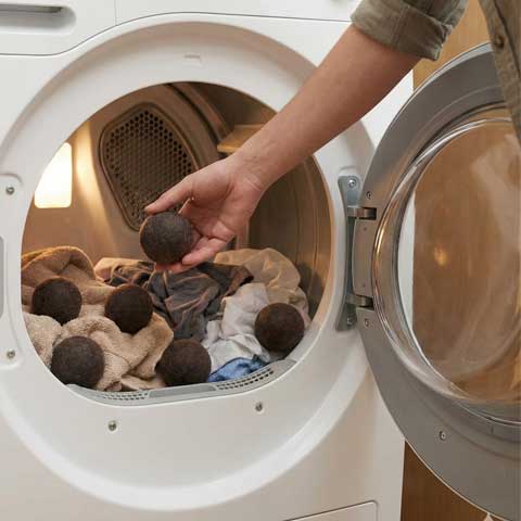 Kurutma makinesine yün top koyma