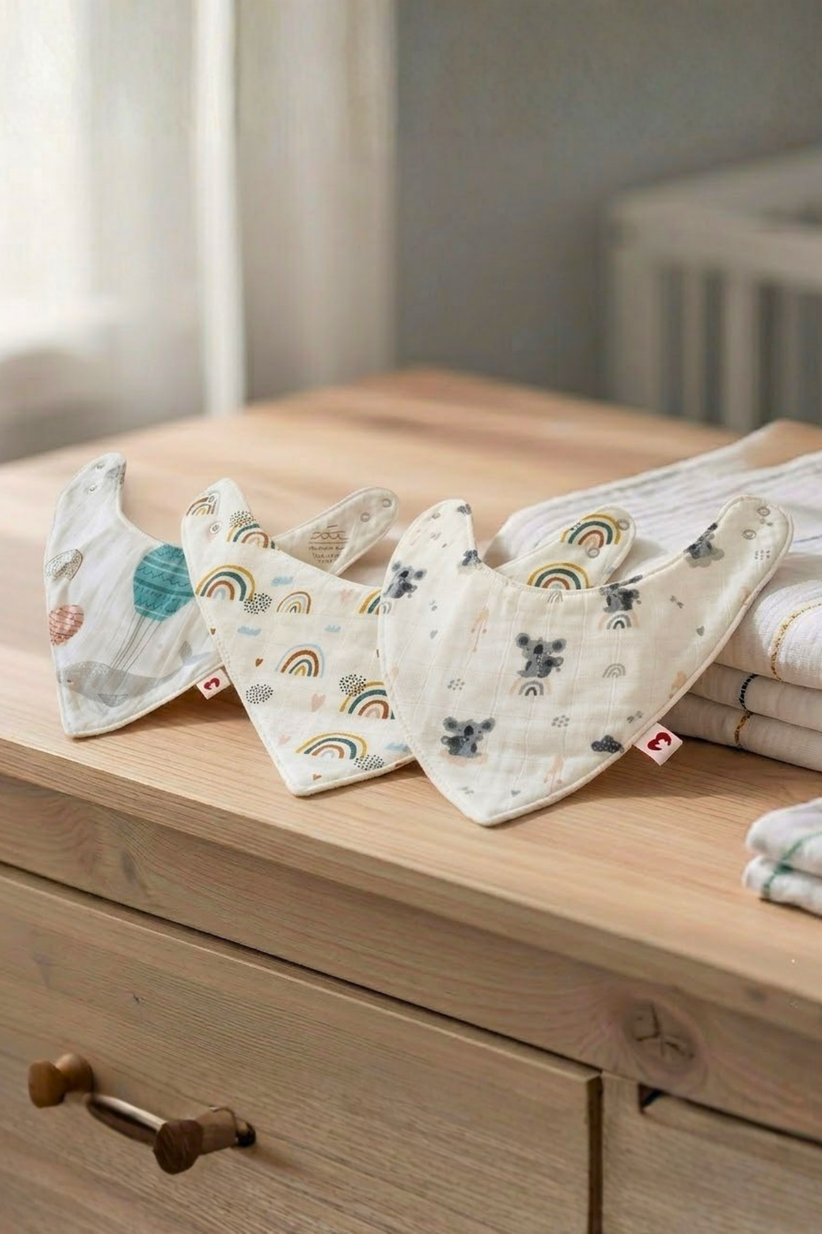 Reyo Beberotti 3'lü Müslin Bebek Önlük Fular Seti - Koala, Gökkuşağı ve Balina, %100 Pamuk Müslin Kumaş, Emici, Nefes Alabilen, Ayarlanabilir Çıtçıtlı Bebek Önlüğü