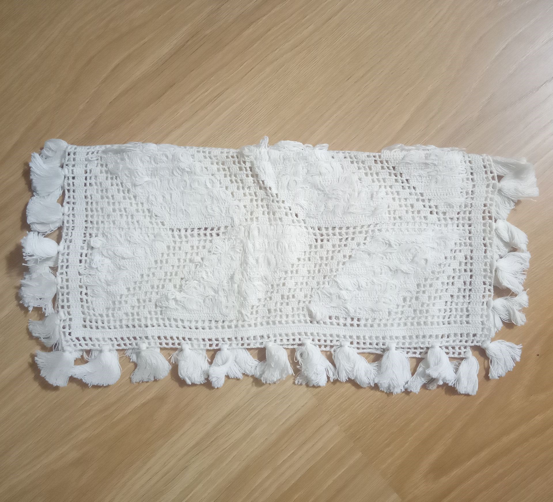 El İşlemesi Beyaz Dantel,Kenarı Püsküllü Sehpa Örtüsü 31X33Cm