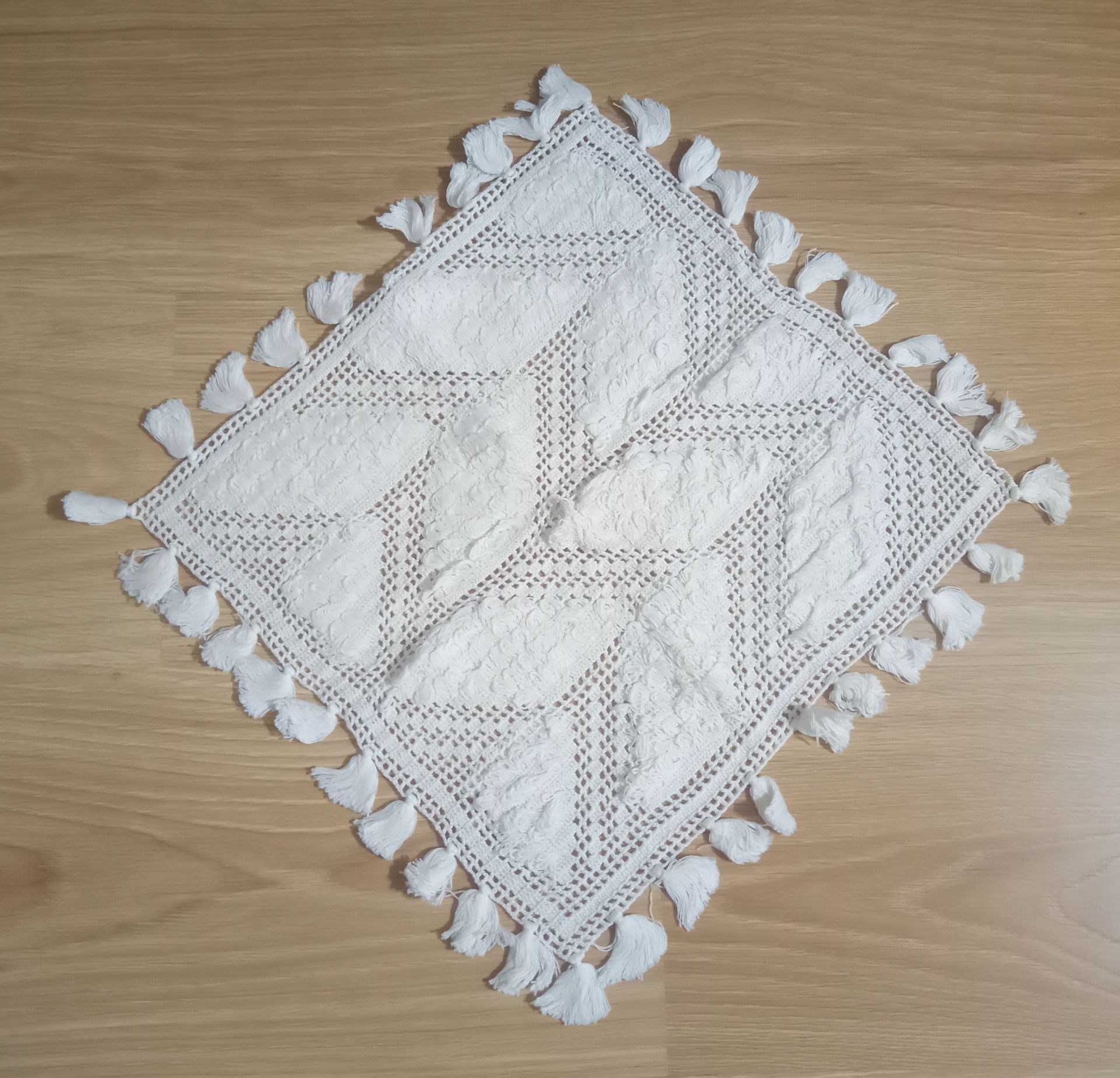 El İşlemesi Beyaz Dantel,Kenarı Püsküllü Sehpa Örtüsü 31X33Cm