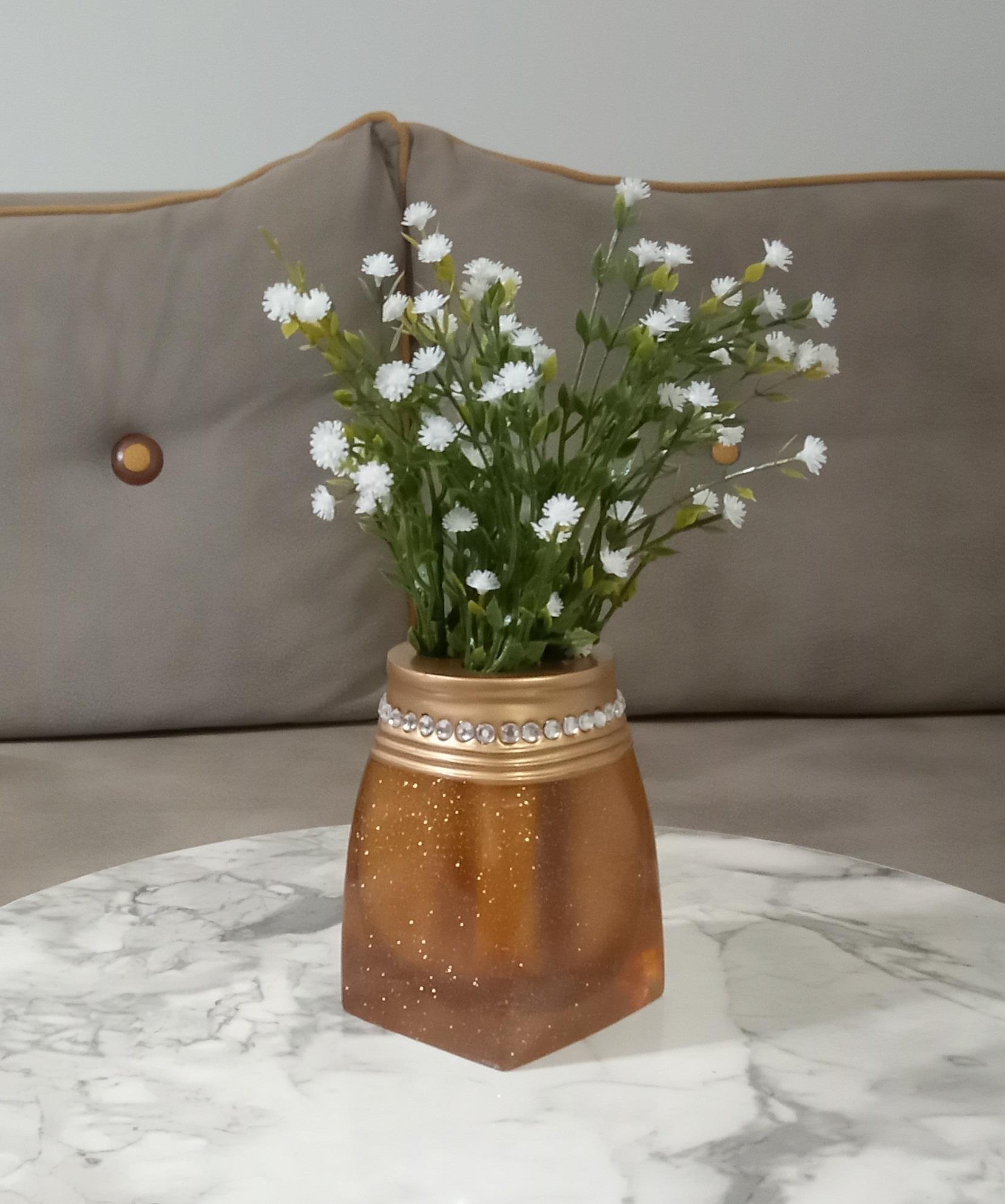 Vazoda Çiçek,Beyaz Yapay Çiçek,Vazo Dekoratif Taşlı Altın Poliresin 7X7X15Cm 