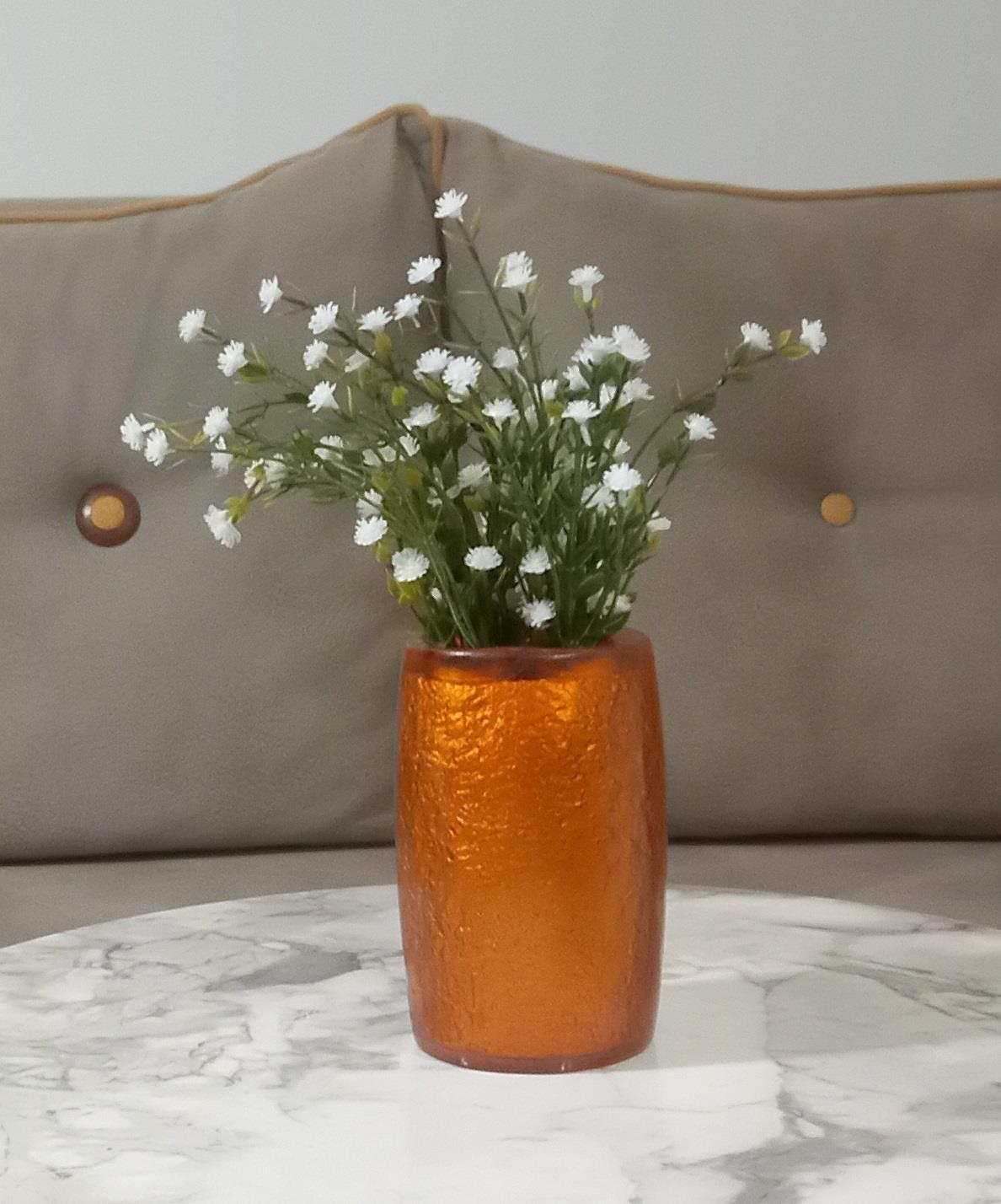 Vazoda Çiçek,Beyaz Yapay Çiçek,Vazo Dekoratif Altın Renkli Poliresin  5X5X12Cm