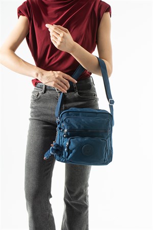 Ultra hafif, çok cepli , çok bölmeli Çapraz askılı Postacı çanta (spor, seyahat, gündelik ) Lacivert Model: 571-6U