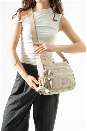 Ultra hafif, çok cepli , çok bölmeli çapraz askılı Postacı Çanta (spor, seyahat, gündelik) Bej Model: 571-6A