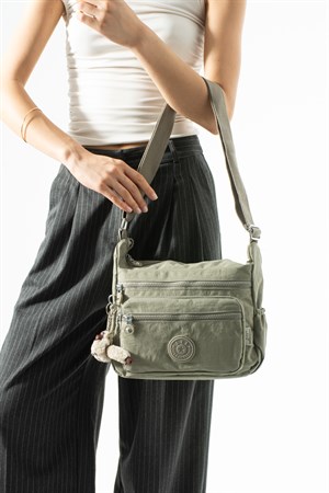 Ultra hafif, çok cepli , çok bölmeli çapraz askılı Postacı Çanta (spor, seyahat, gündelik) Vizon Model: 571-6A
