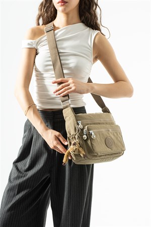 Ultra hafif, çok cepli , çok bölmeli çapraz askılı Postacı Çanta (spor, seyahat, gündelik) Kahverengi Model: 571-6A