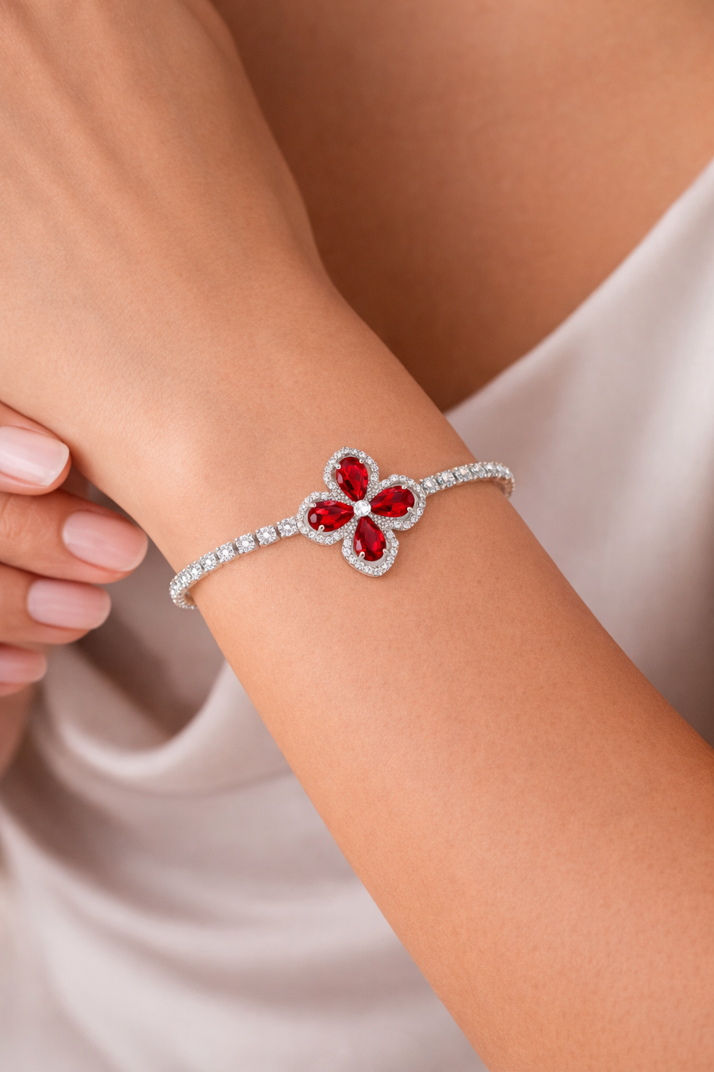 Çiçek Motifli Çelik Bileklik