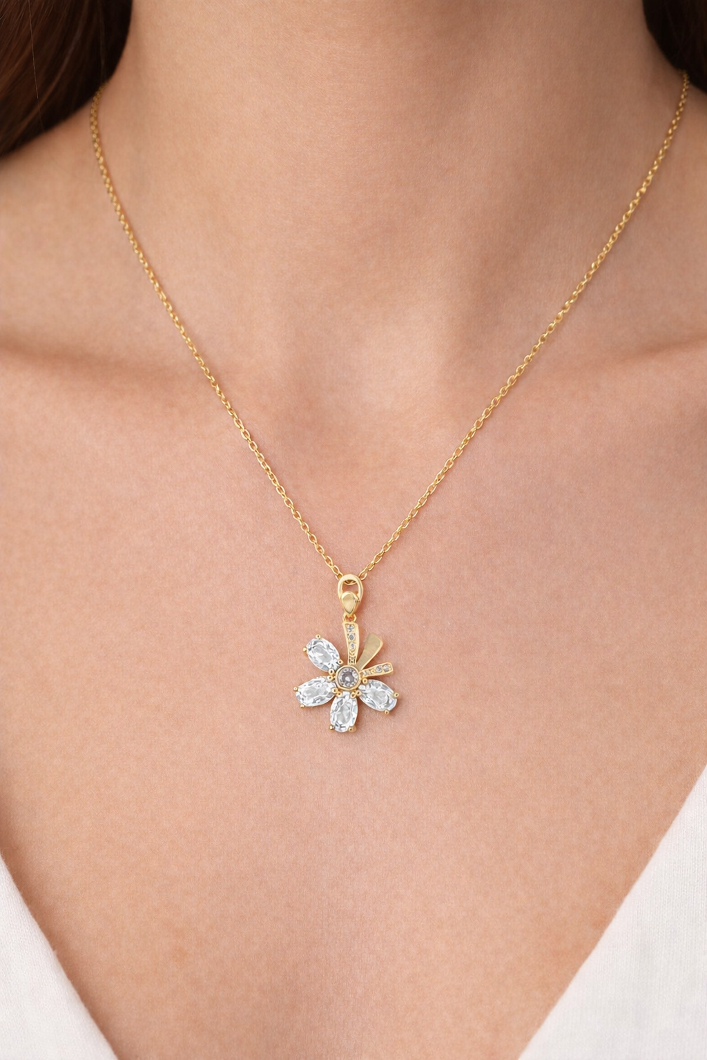 Çiçek Motifli Taşlı Çelik Kolye