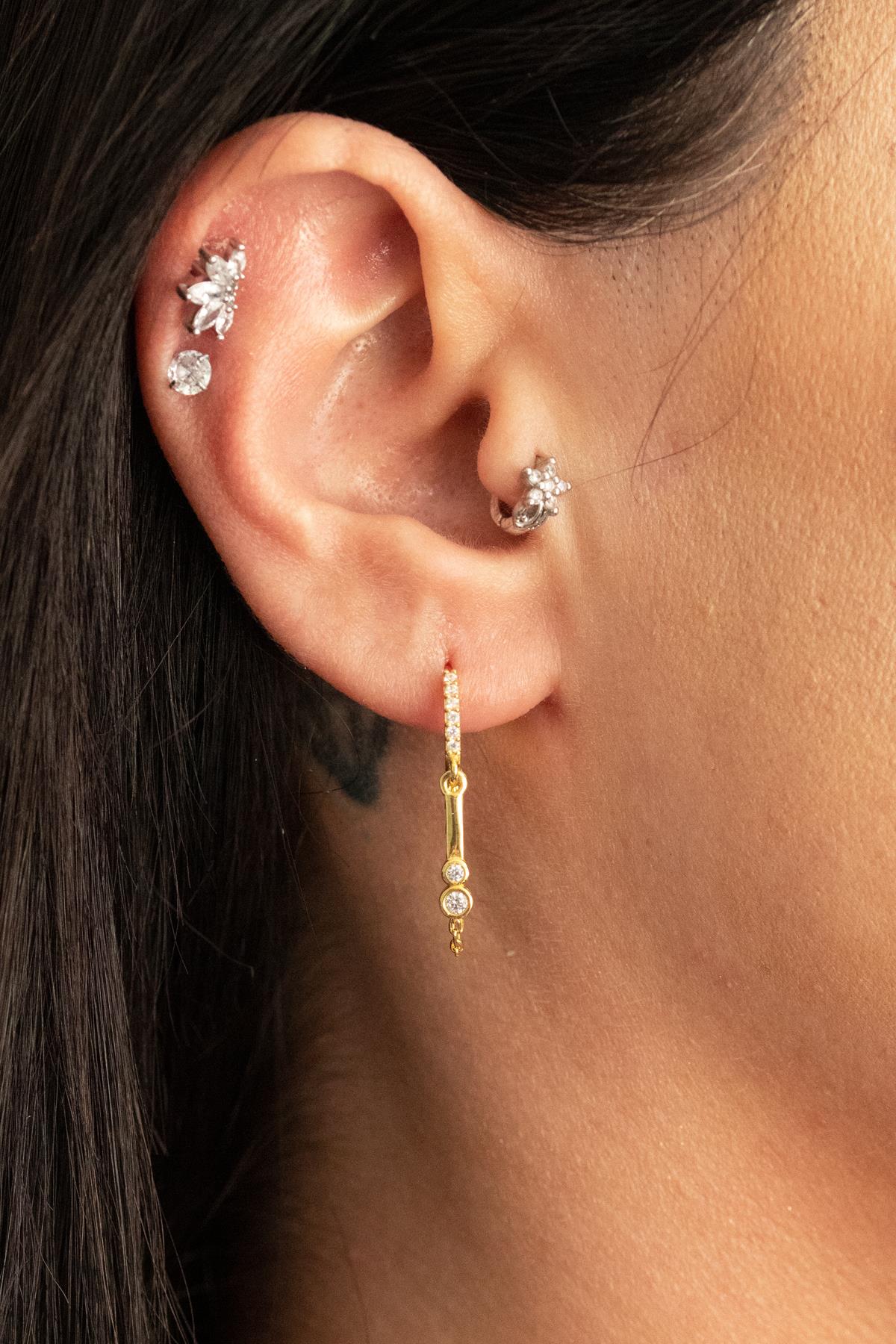 925 Ayar Gümüş Yuvarlak Taşlı Zincir Detaylı Küpe 