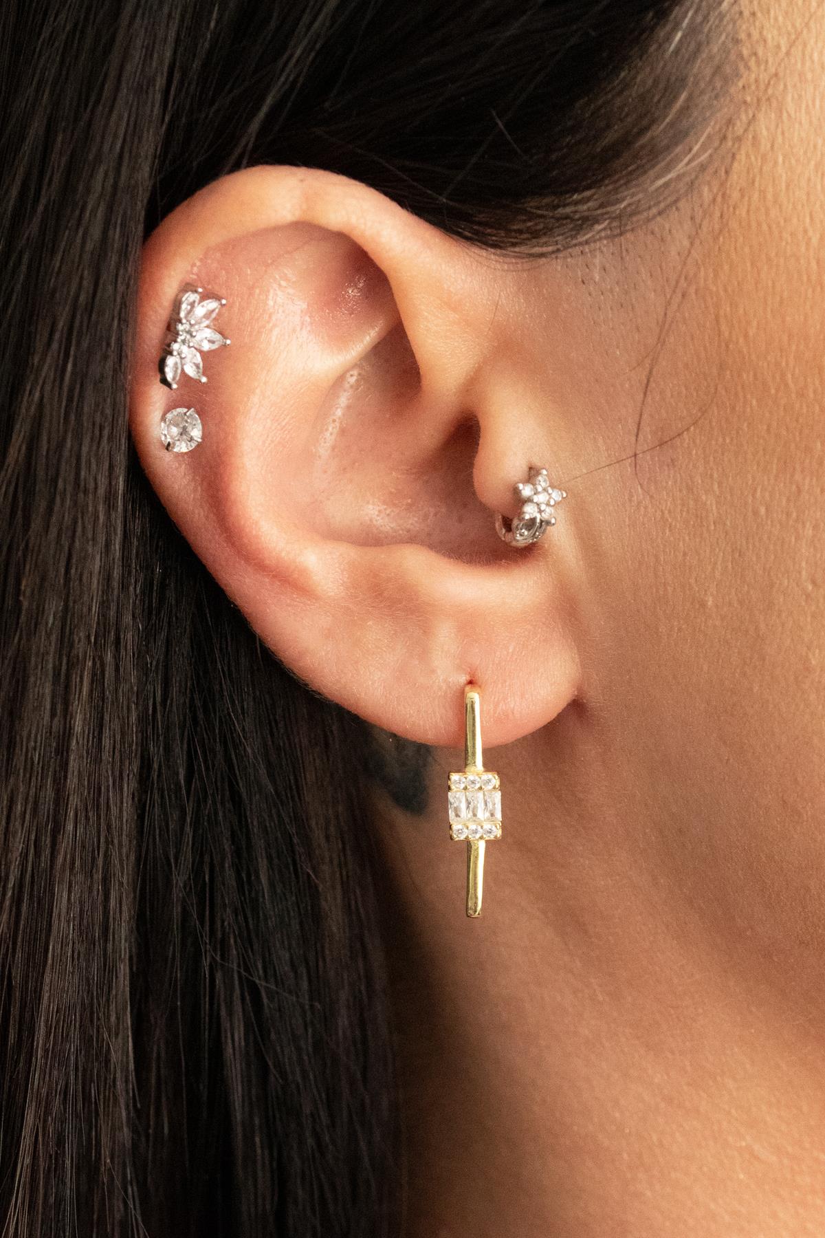 925 Ayar Gümüş Baget Taşlı Geometrik Küpe 