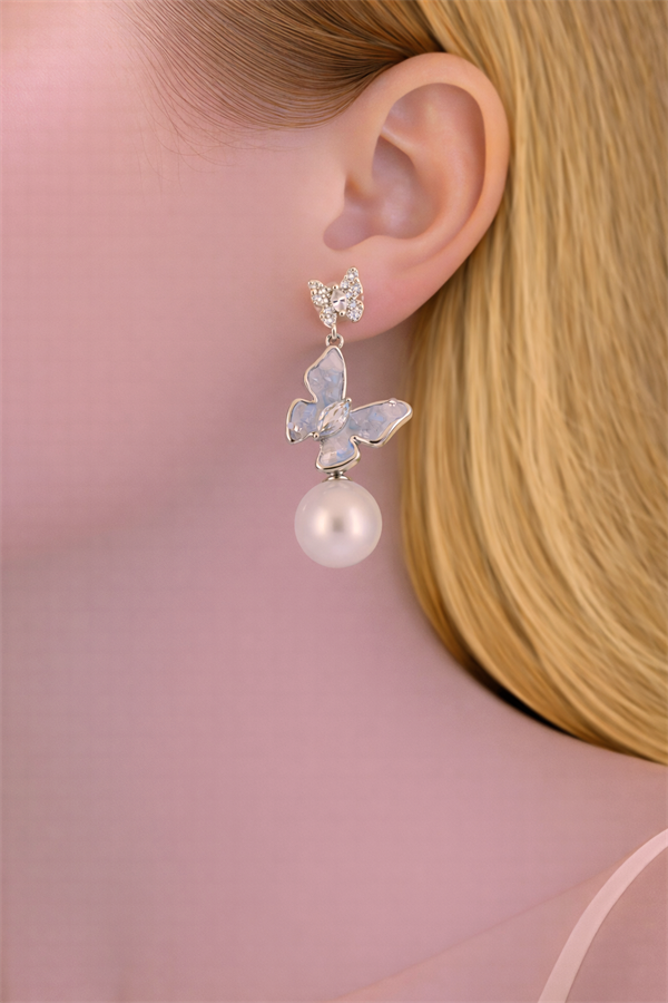 Taş İşlemeli Kelebek Tasarım Çelik Küpe