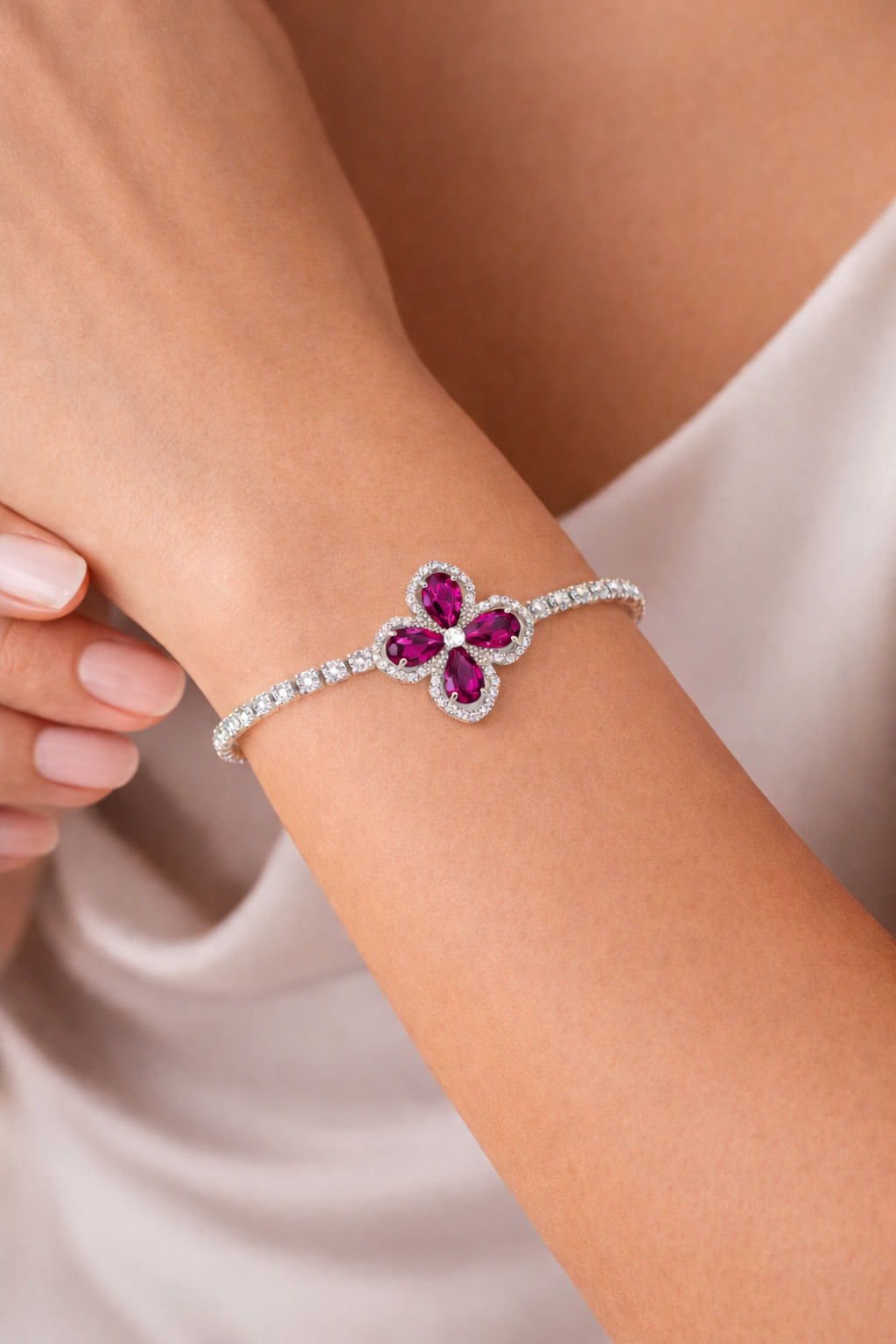 Çelik BileklikÇiçek Motifli Çelik Bileklik