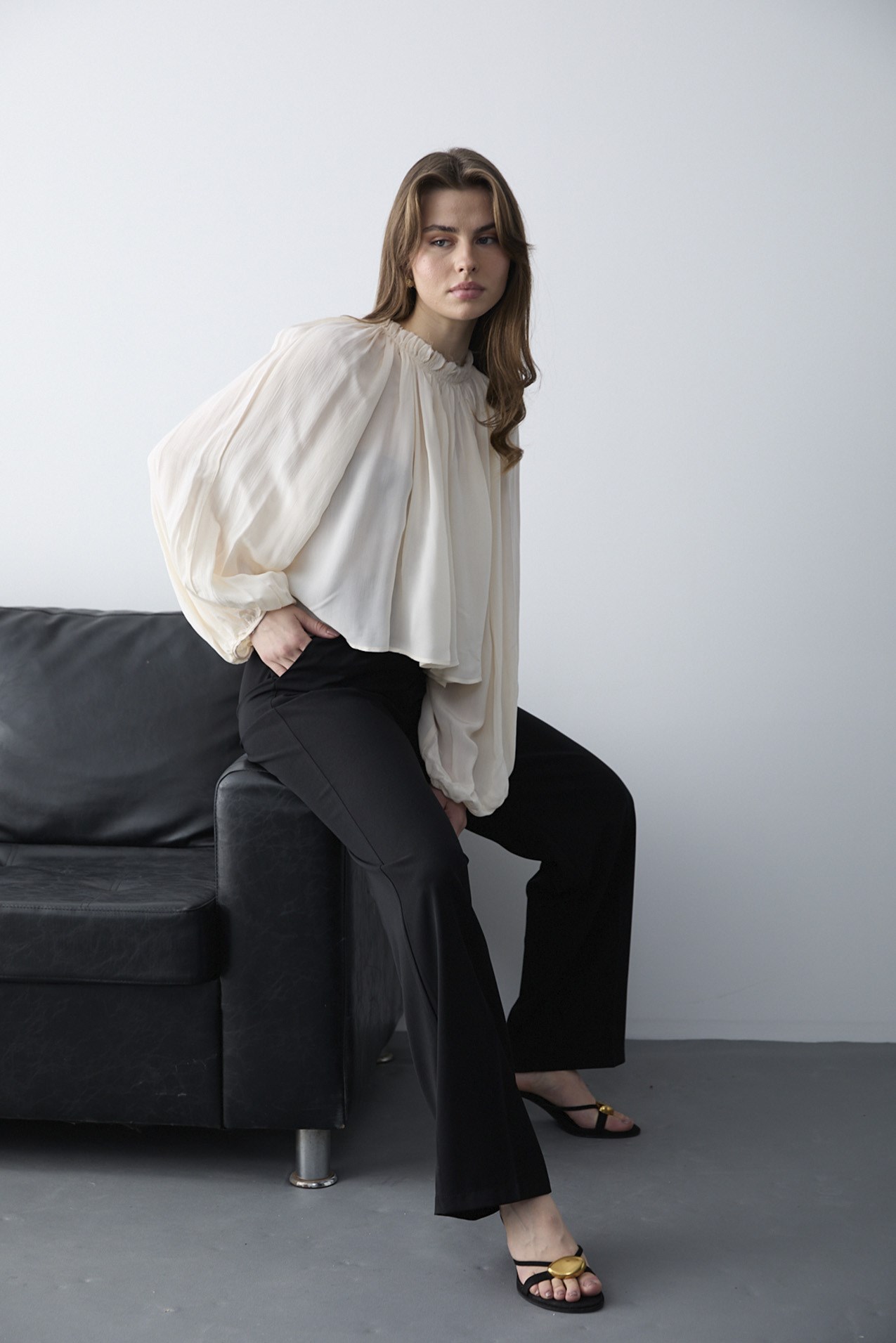 4959 YAKASI BÜZGÜLÜ BLUZ EKRU
