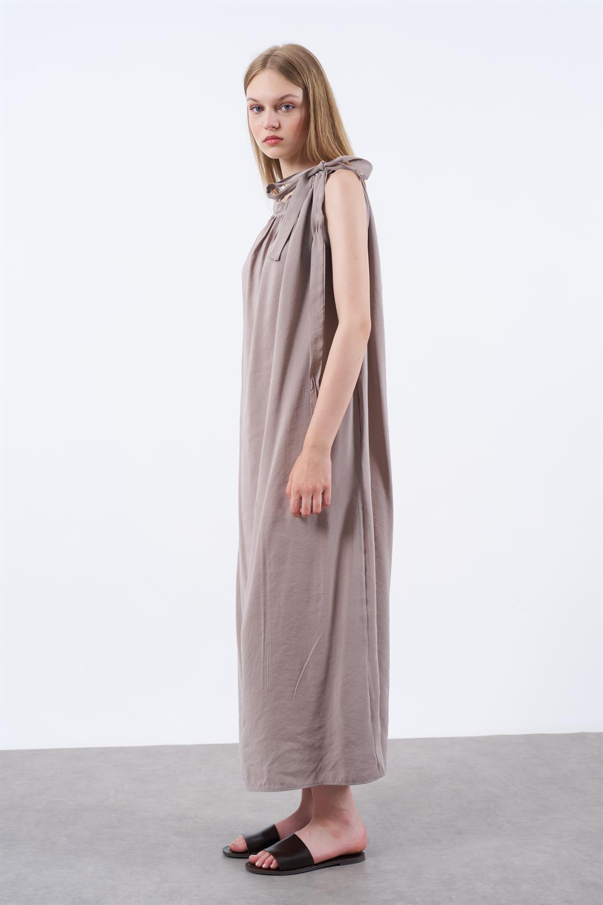 3213 OMUZDAN BAĞLAMALI ELBİSE VİZON