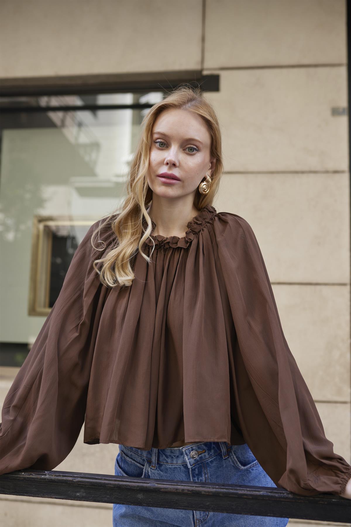 4959 YAKASI BÜZGÜLÜ BLUZ KAHVE