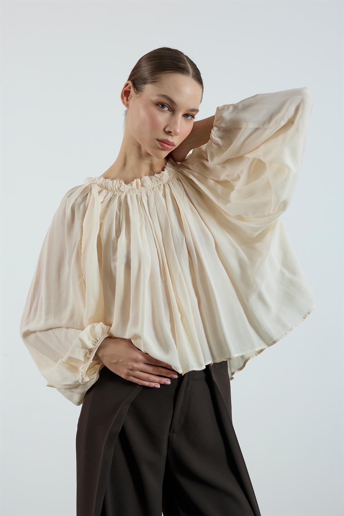 4959 YAKASI BÜZGÜLÜ BLUZ EKRU