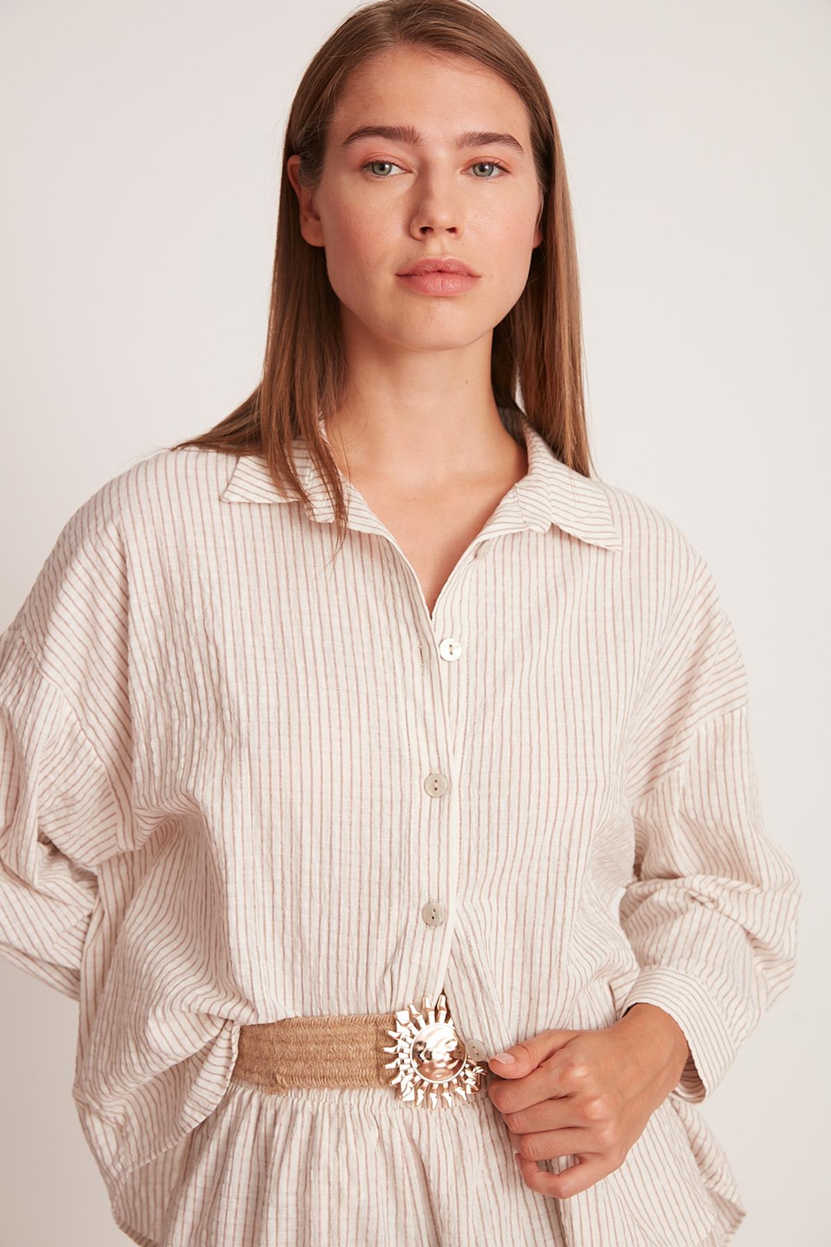 50885 KEMERLİ ŞORTLU TAKIM KAHVE