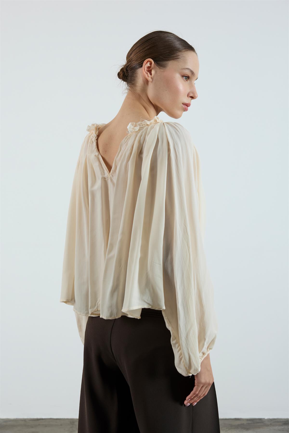 4959 YAKASI BÜZGÜLÜ BLUZ EKRU