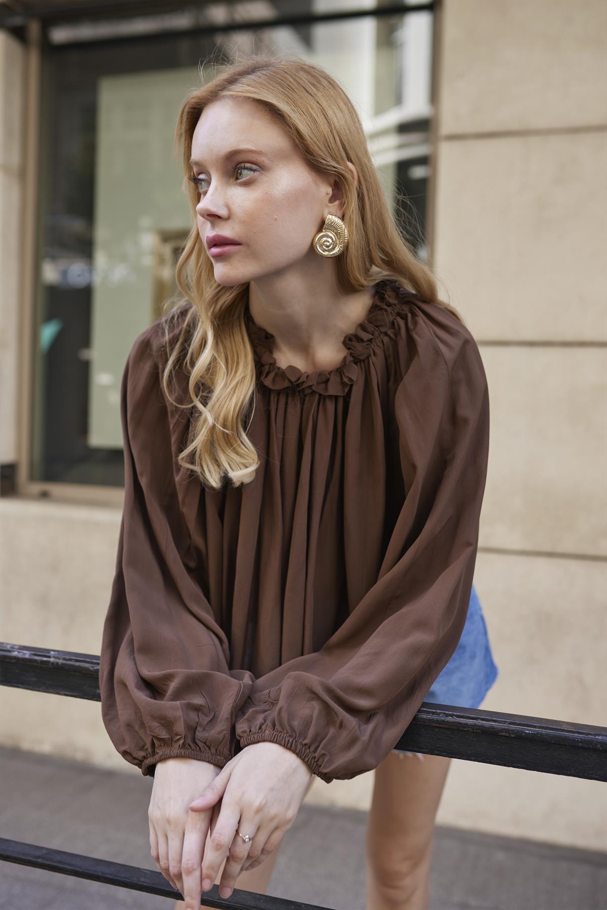 4959 YAKASI BÜZGÜLÜ BLUZ KAHVE