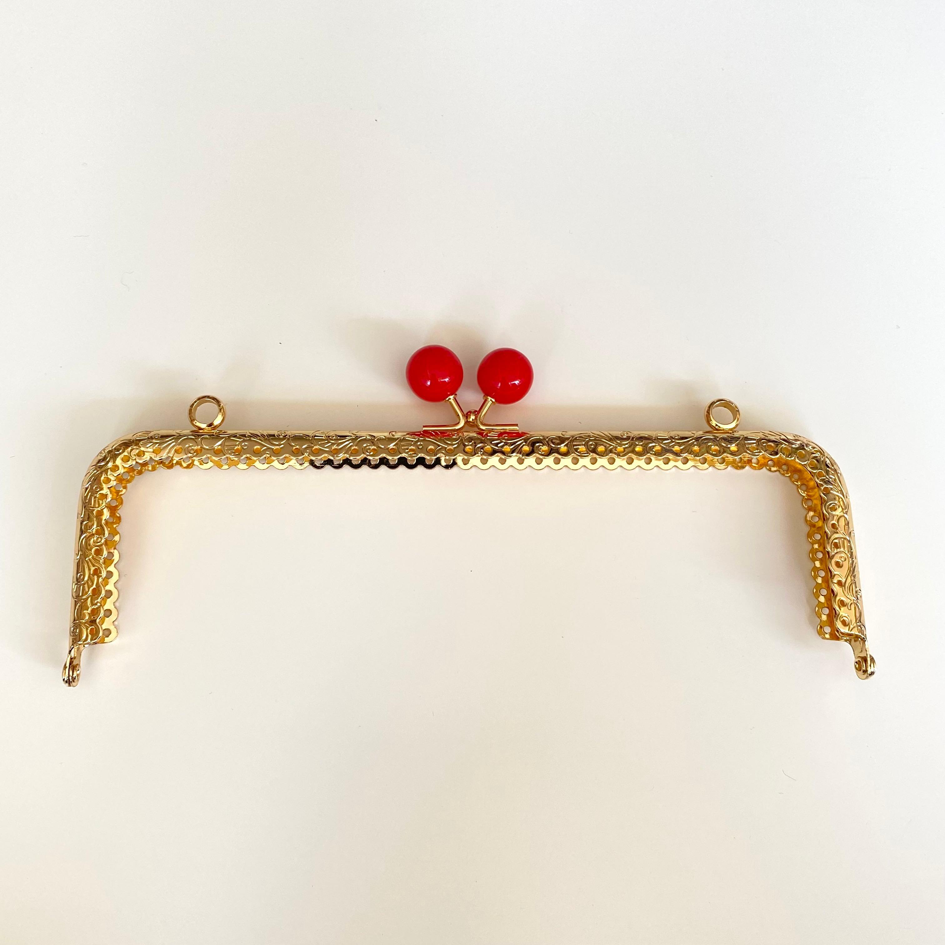 Çanta ve Cüzdan Klipsi İşlemeli Altın Renk Köşeli Model 20 Cm Kırmızı Başlıklı ( ASKILIKLI )