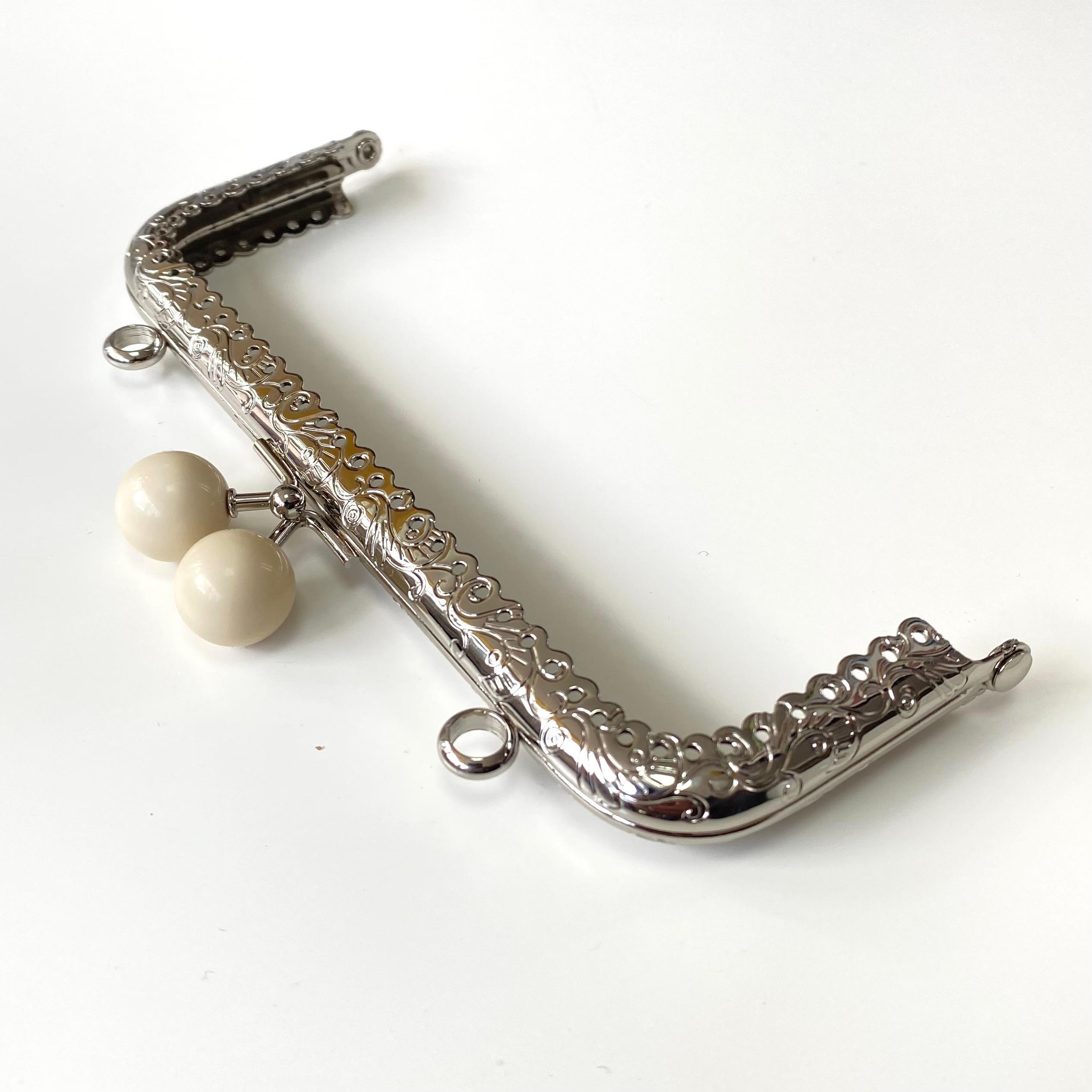 Çanta ve Cüzdan Klipsi İşlemeli Gümüş Renk Köşeli Model 15 Cm Krem Başlıklı ( ASKILIKLI )