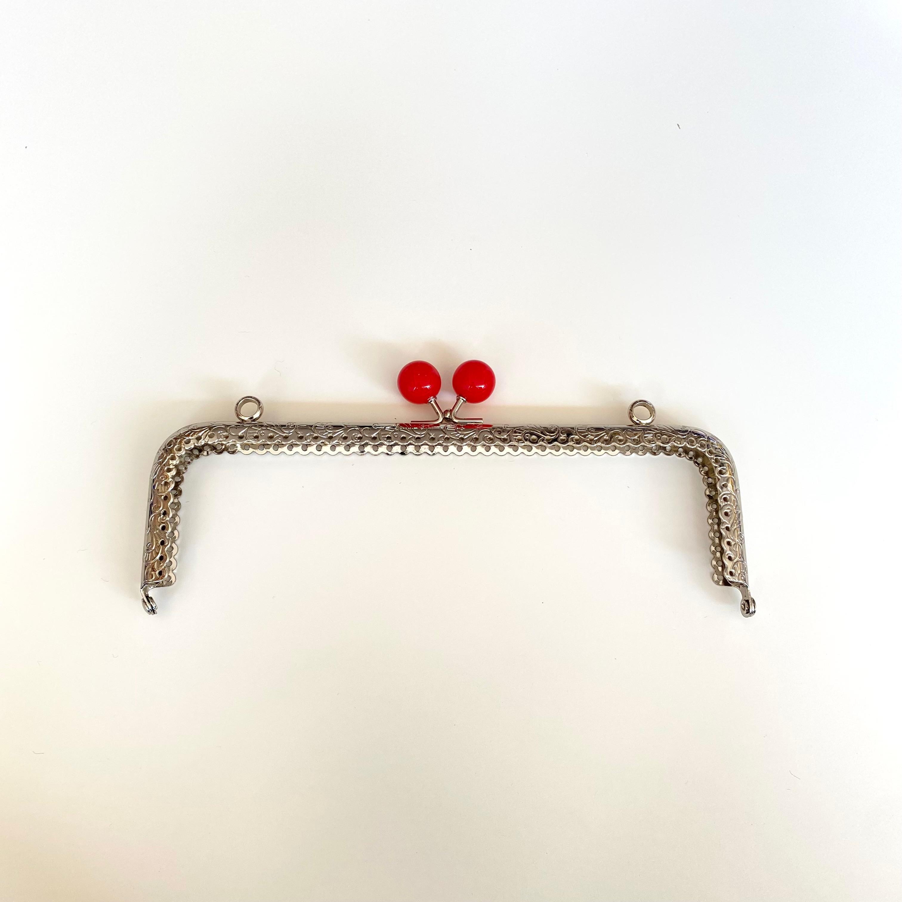 Çanta ve Cüzdan Klipsi İşlemeli Gümüş Renk Köşeli Model 20 Cm Kırmızı Başlıklı ( ASKILIKLI )