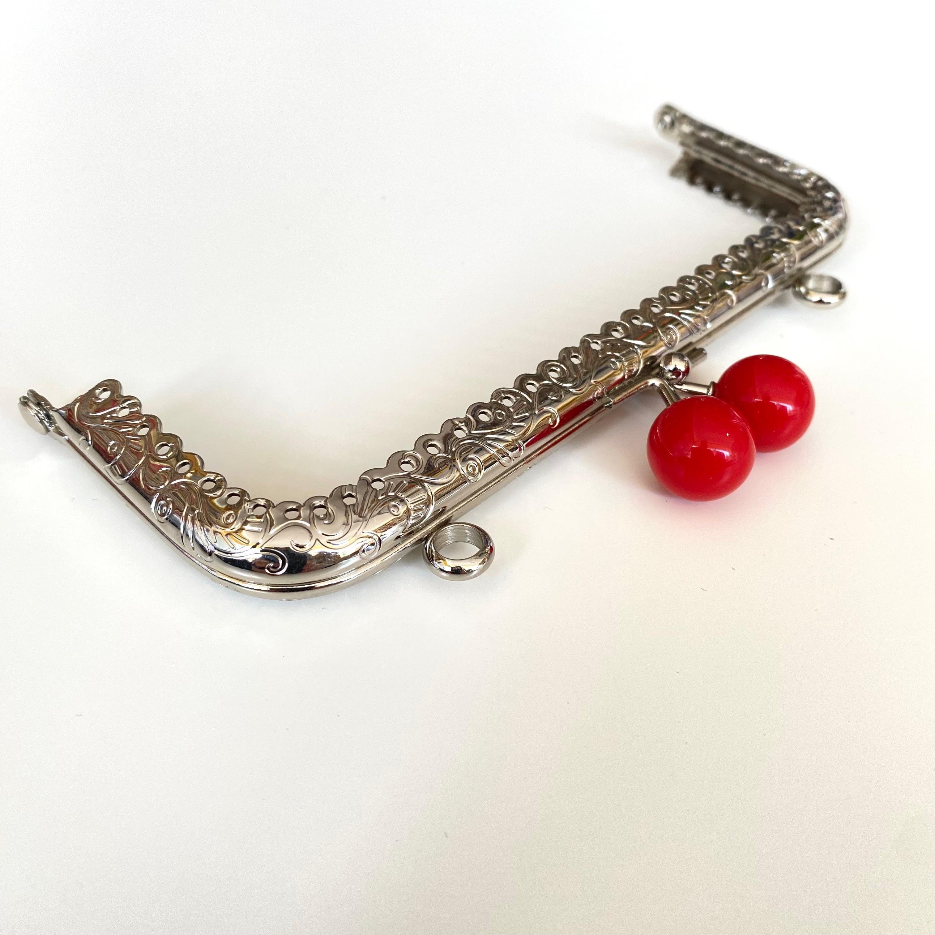 Çanta ve Cüzdan Klipsi İşlemeli Gümüş Renk Köşeli Model 15 Cm Kırmızı Başlıklı ( ASKILIKLI )