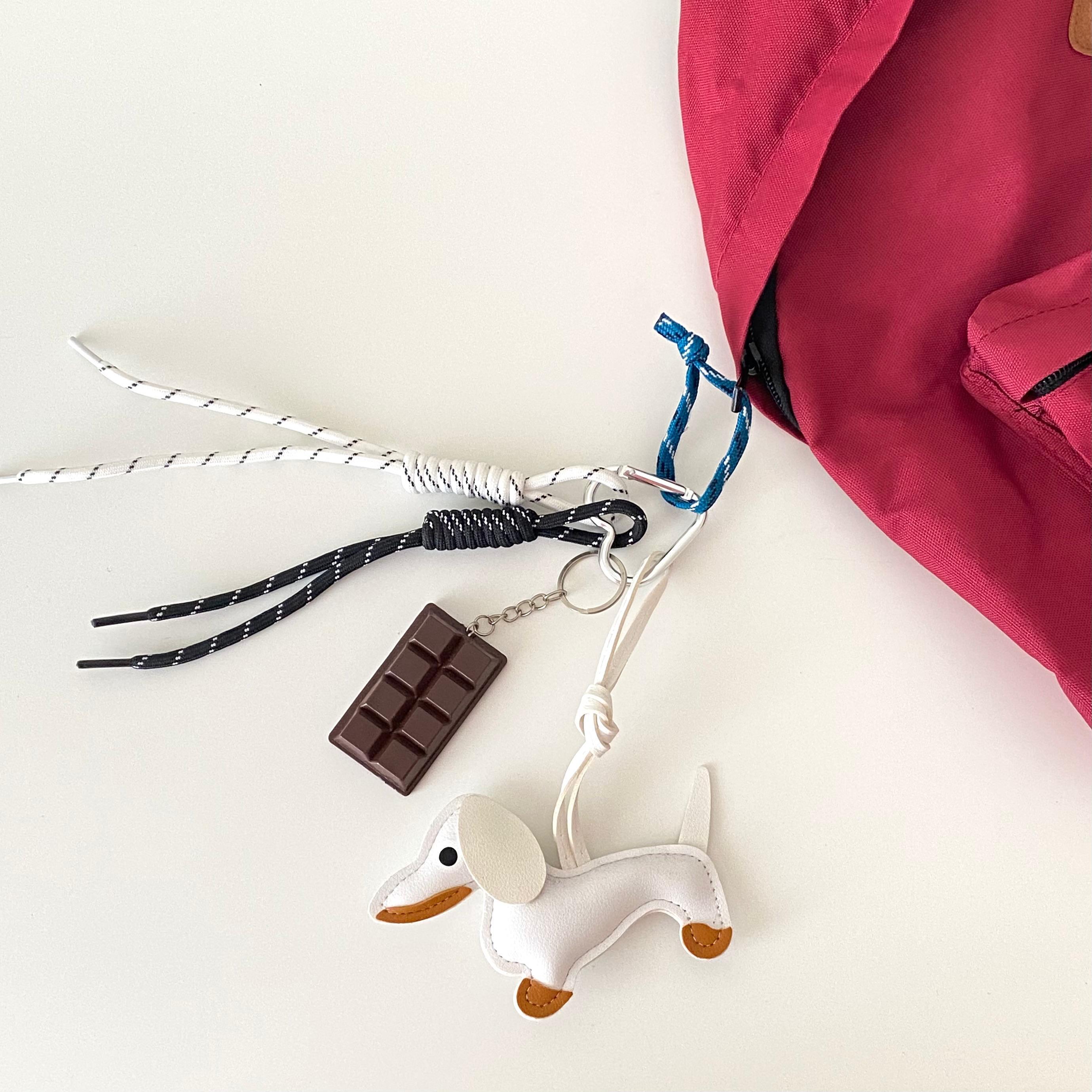 Çanta Charmı Siyah Beyaz Beyaz Köpek ve Çikolata Detaylı