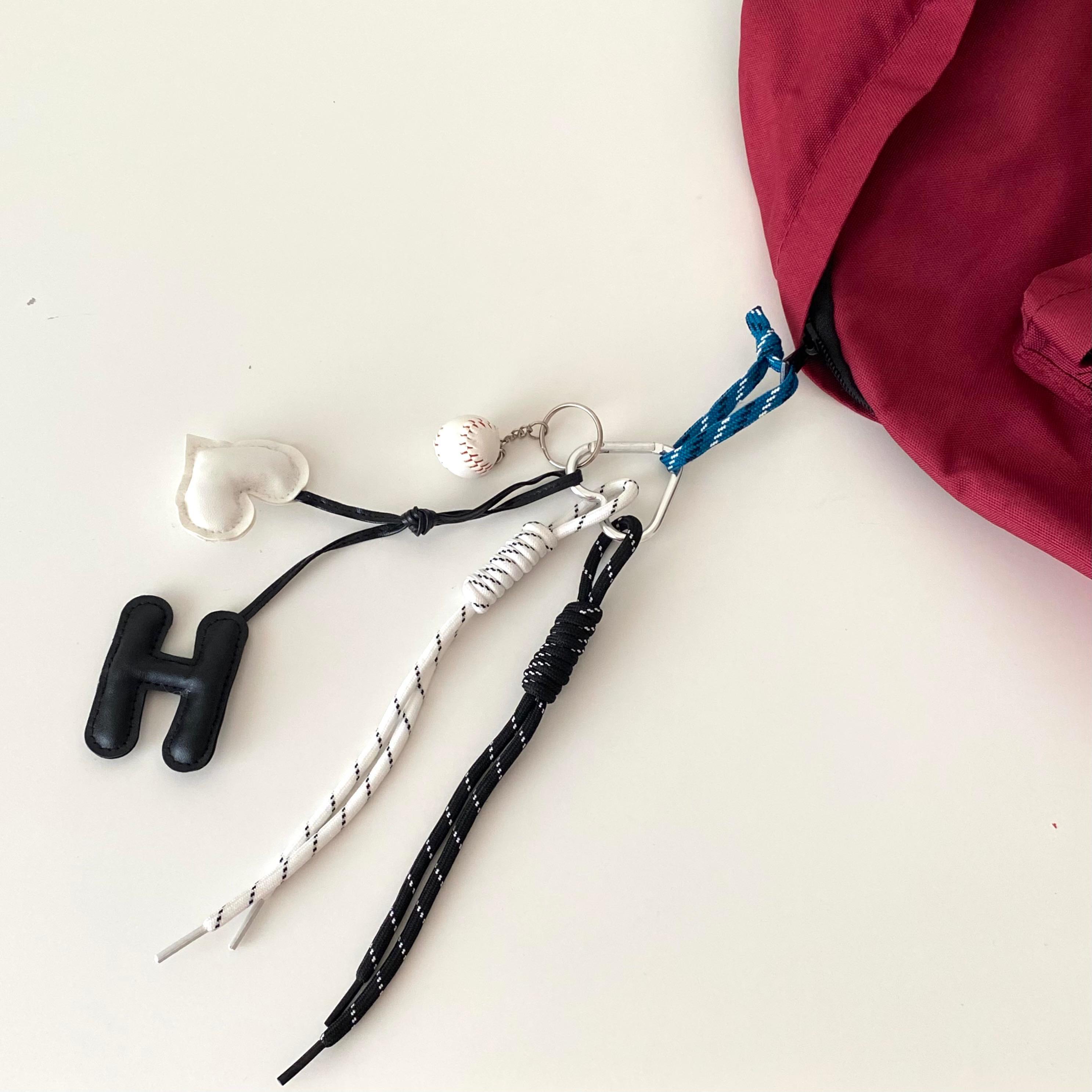 Çanta Charmı Siyah Beyaz H Model Ve Kalp Detaylı