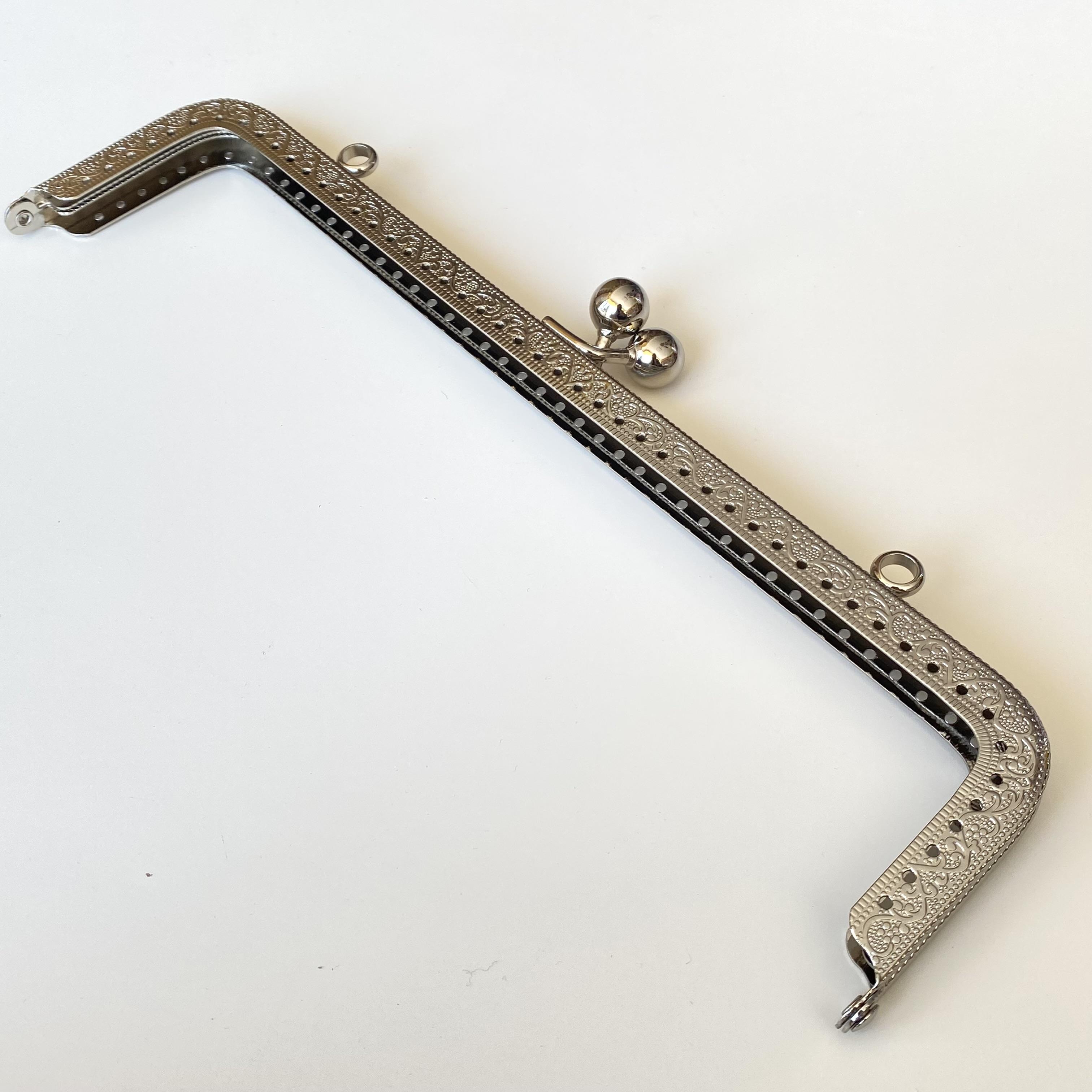 Çanta ve Cüzdan Klipsi İşleme Baskılı Gümüş Renk Köşeli Model 25 Cm BA-0094 ( ASKILIKLI ) 