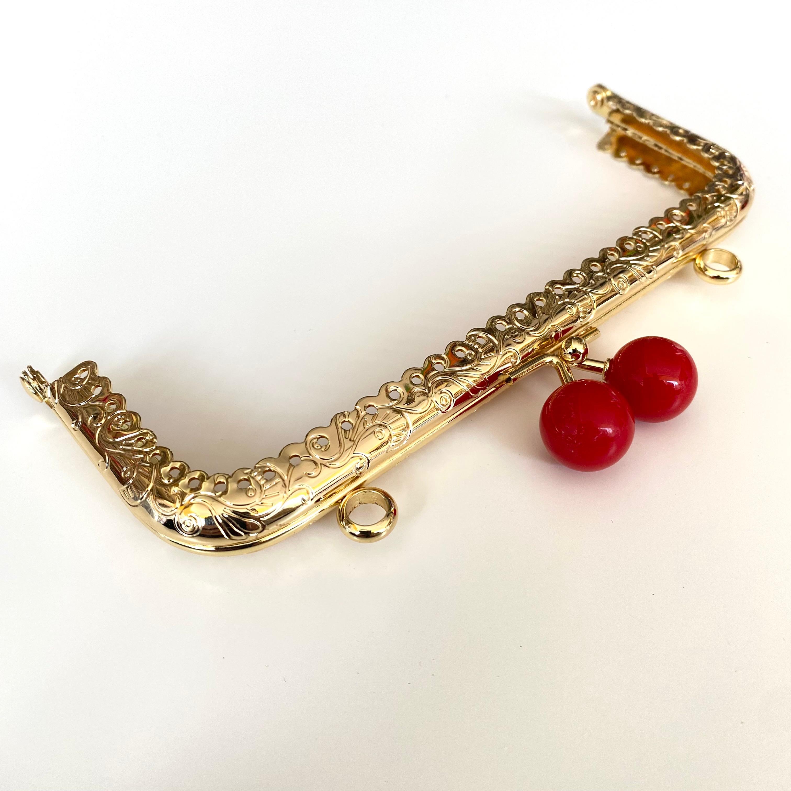 Çanta ve Cüzdan Klipsi İşlemeli Altın Renk Köşeli Model 15 Cm Kırmızı Başlıklı ( ASKILIKLI )