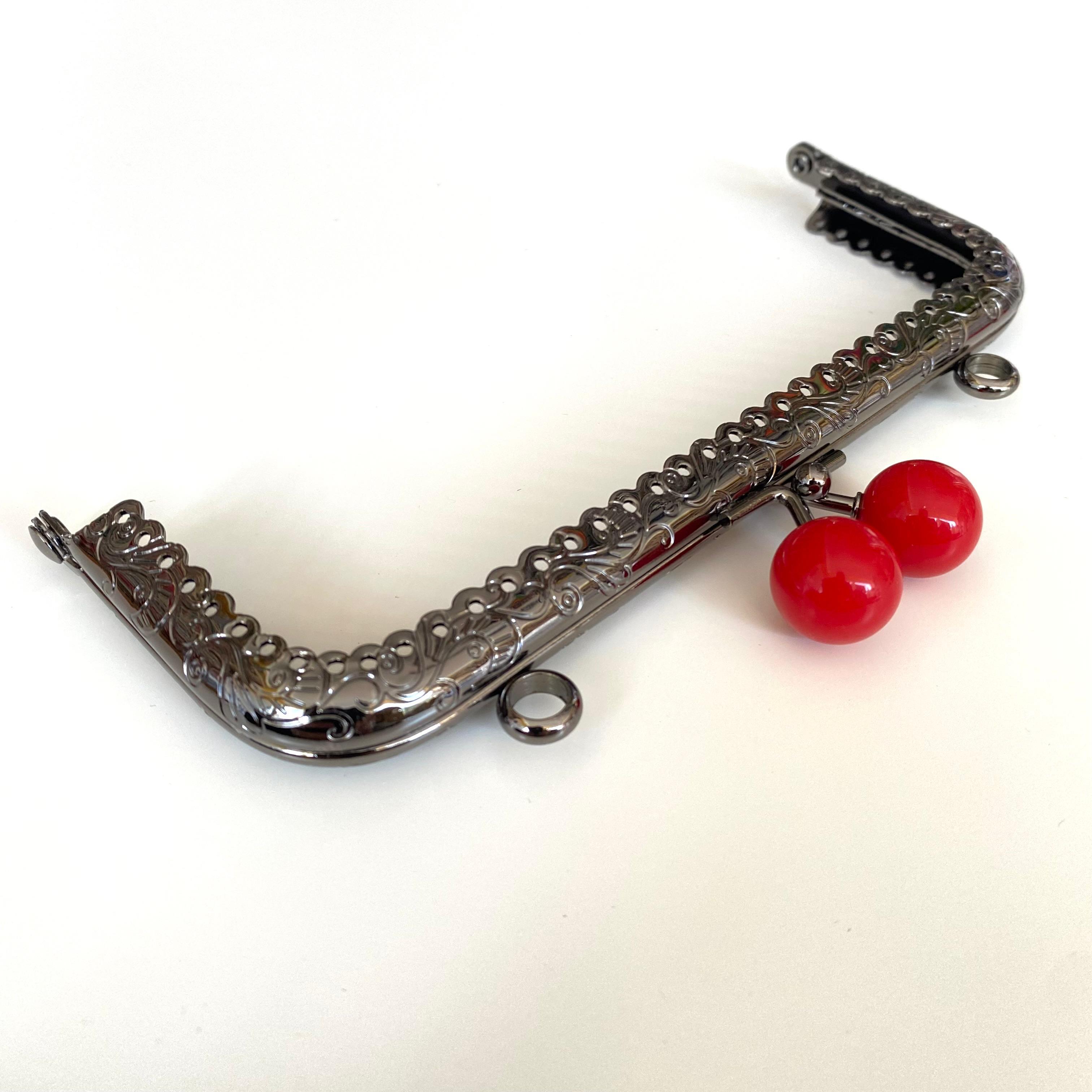 Çanta ve Cüzdan Klipsi İşlemeli Gri Renk Köşeli Model 15 Cm Kırmızı Başlıklı ( ASKILIKLI )