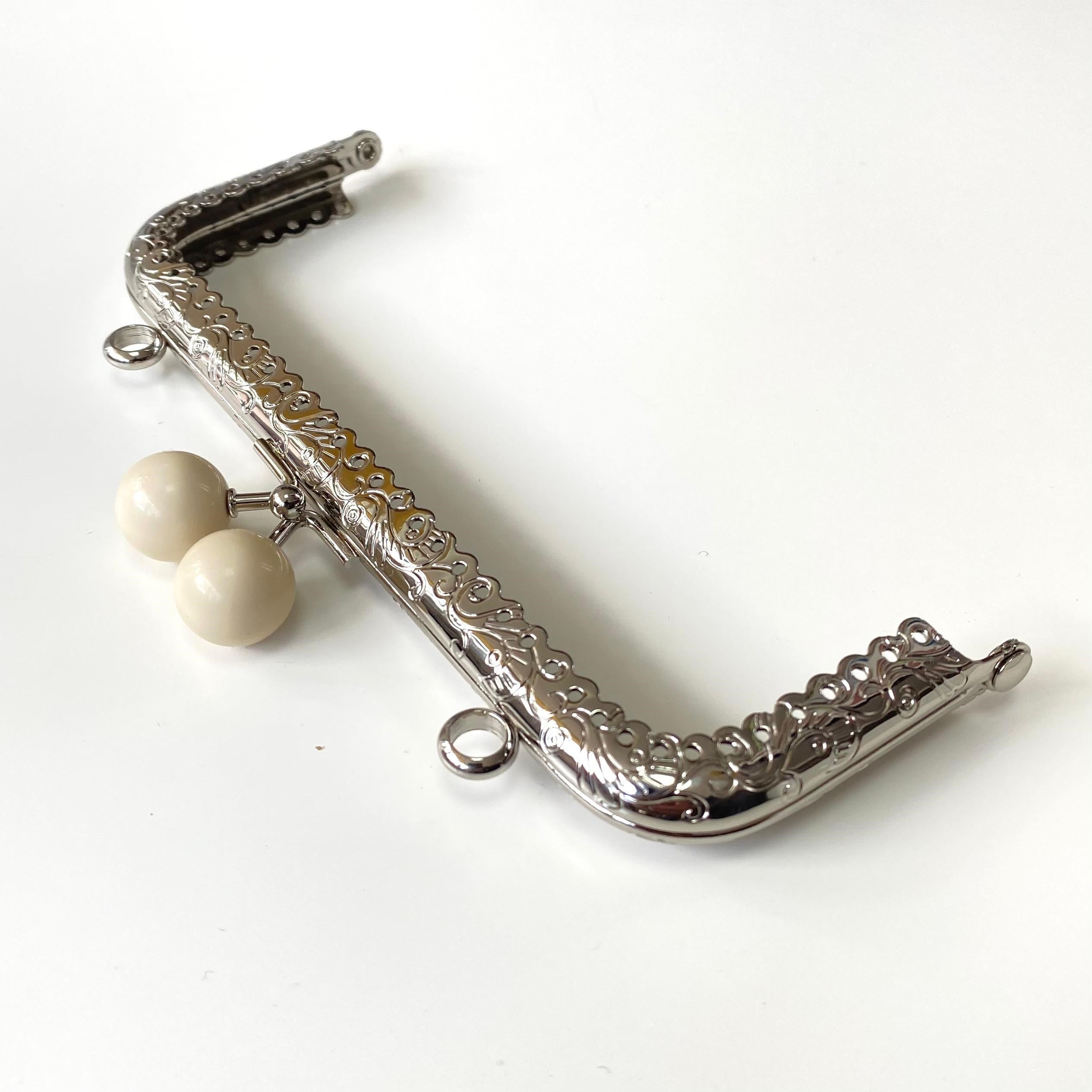 Çanta ve Cüzdan Klipsi İşlemeli Gümüş Renk Köşeli Model 15 Cm Krem Başlıklı ( ASKILIKLI )