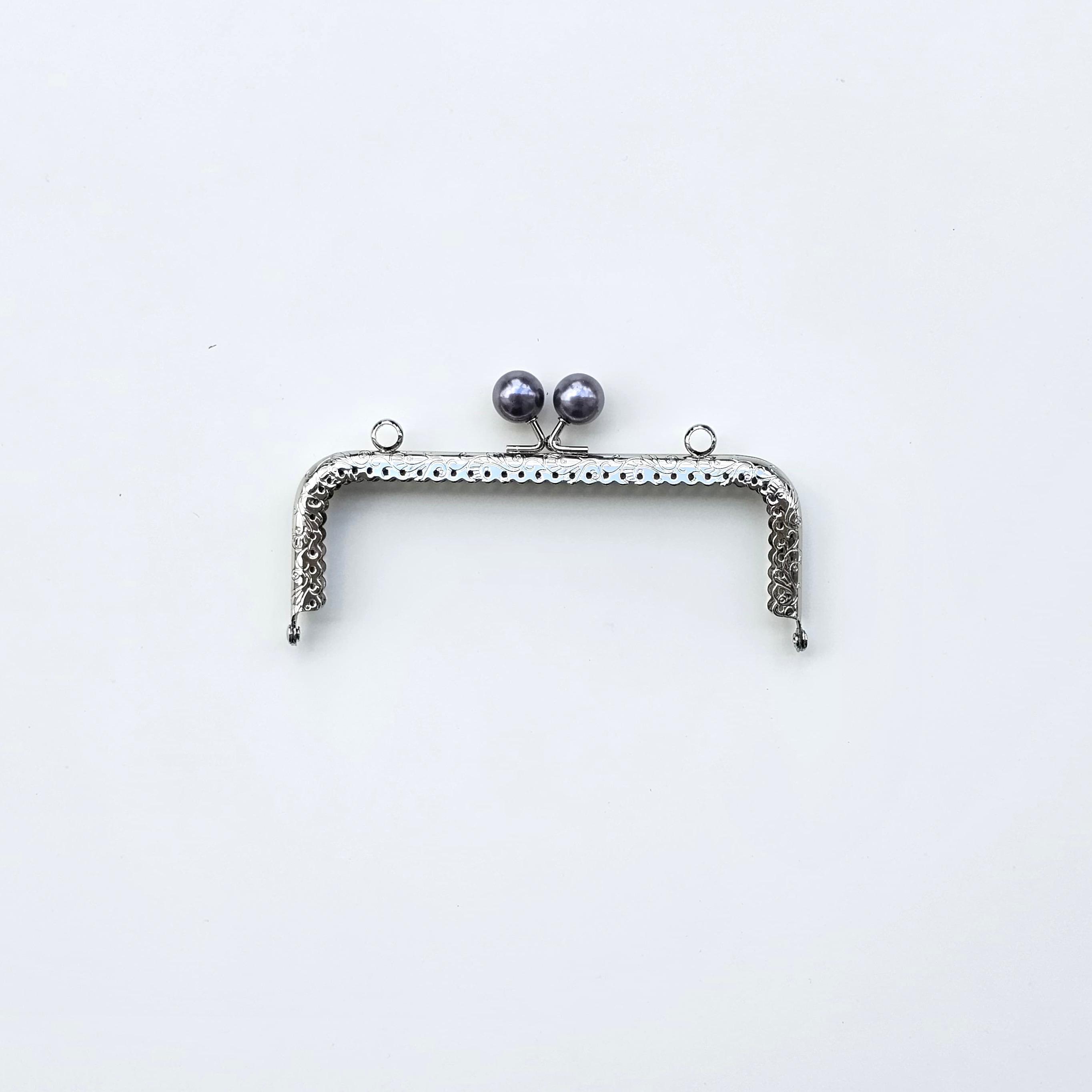 Köşeli Gri İnci Boncuklu İşleme Baskılı Askılıklı Çanta ve Cüzdan Bursu - Klipsi Gümüş 15 Cm