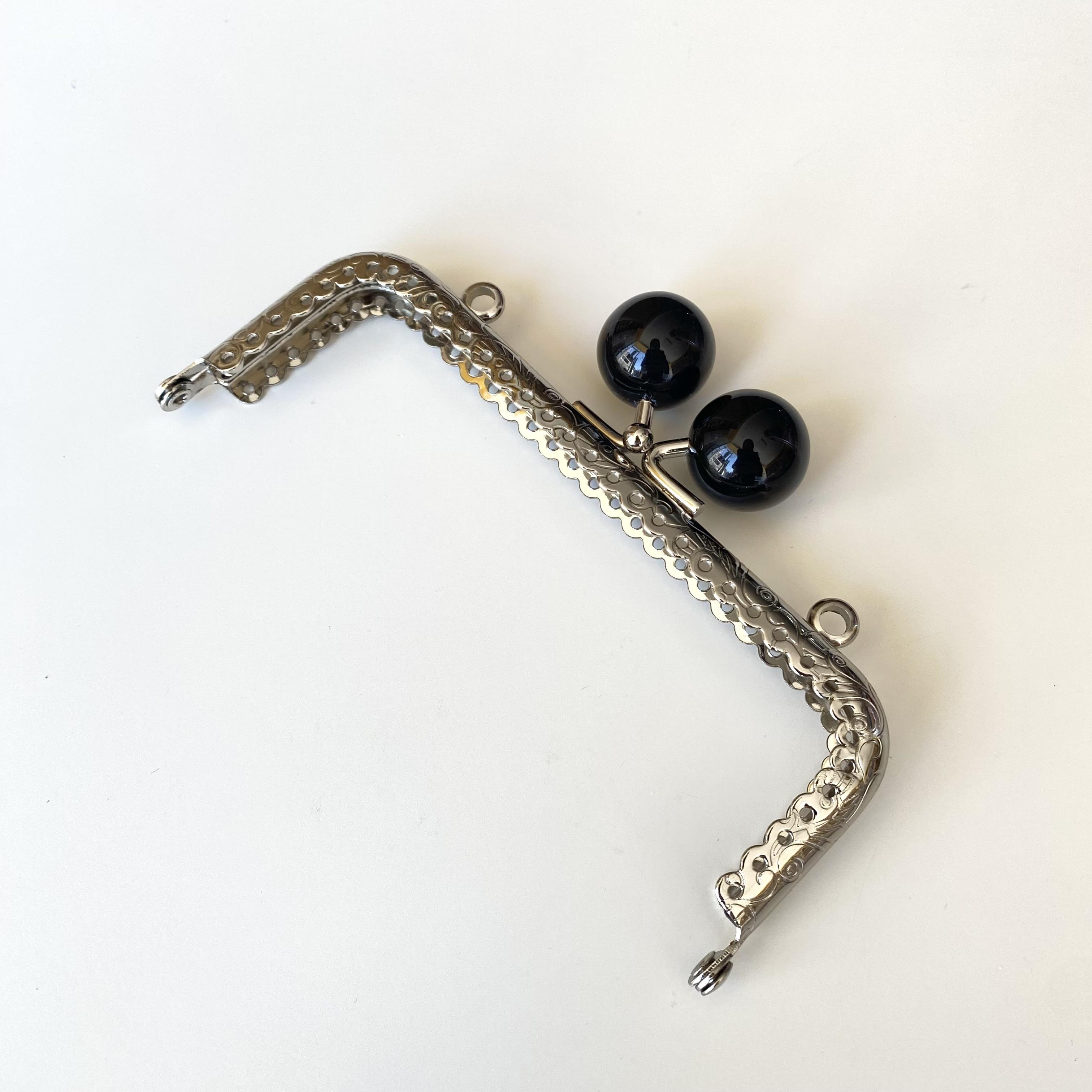 Köşeli Siyah İnci Boncuklu İşleme Baskılı Askılıklı Çanta ve Cüzdan Bursu - Klipsi Gümüş 12.5 Cm BA-0109