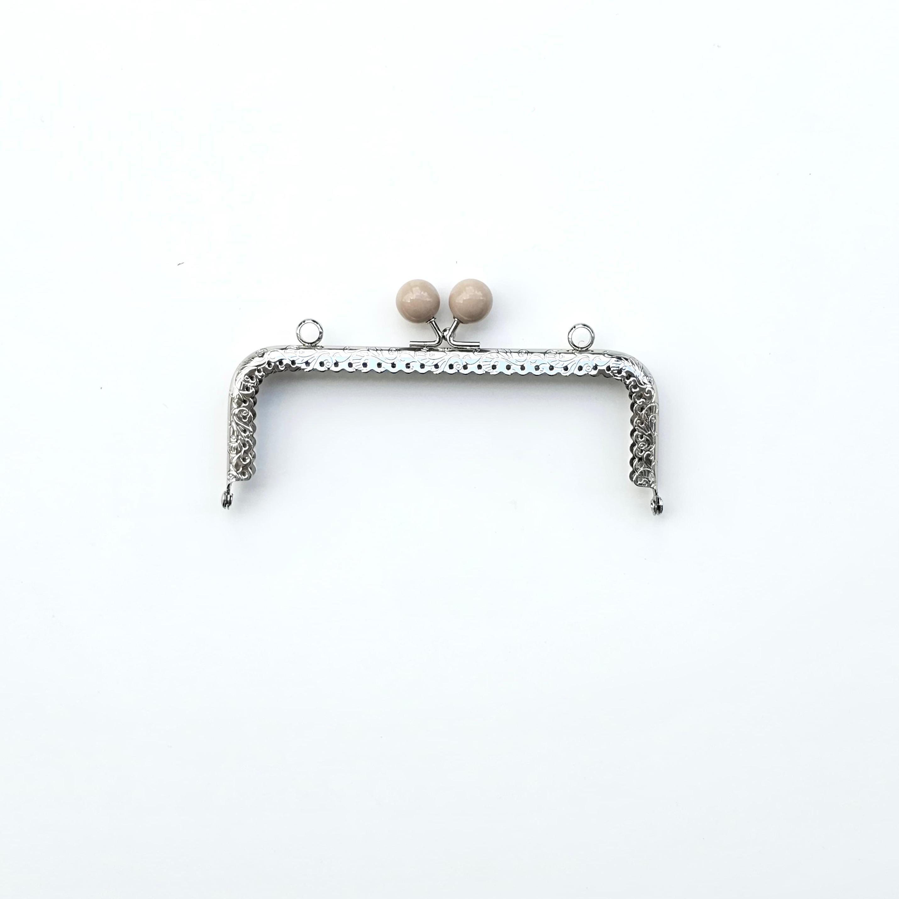 Köşeli Vizon İnci Boncuklu İşleme Baskılı Askılıklı Çanta ve Cüzdan Bursu - Klipsi Gümüş 15 Cm