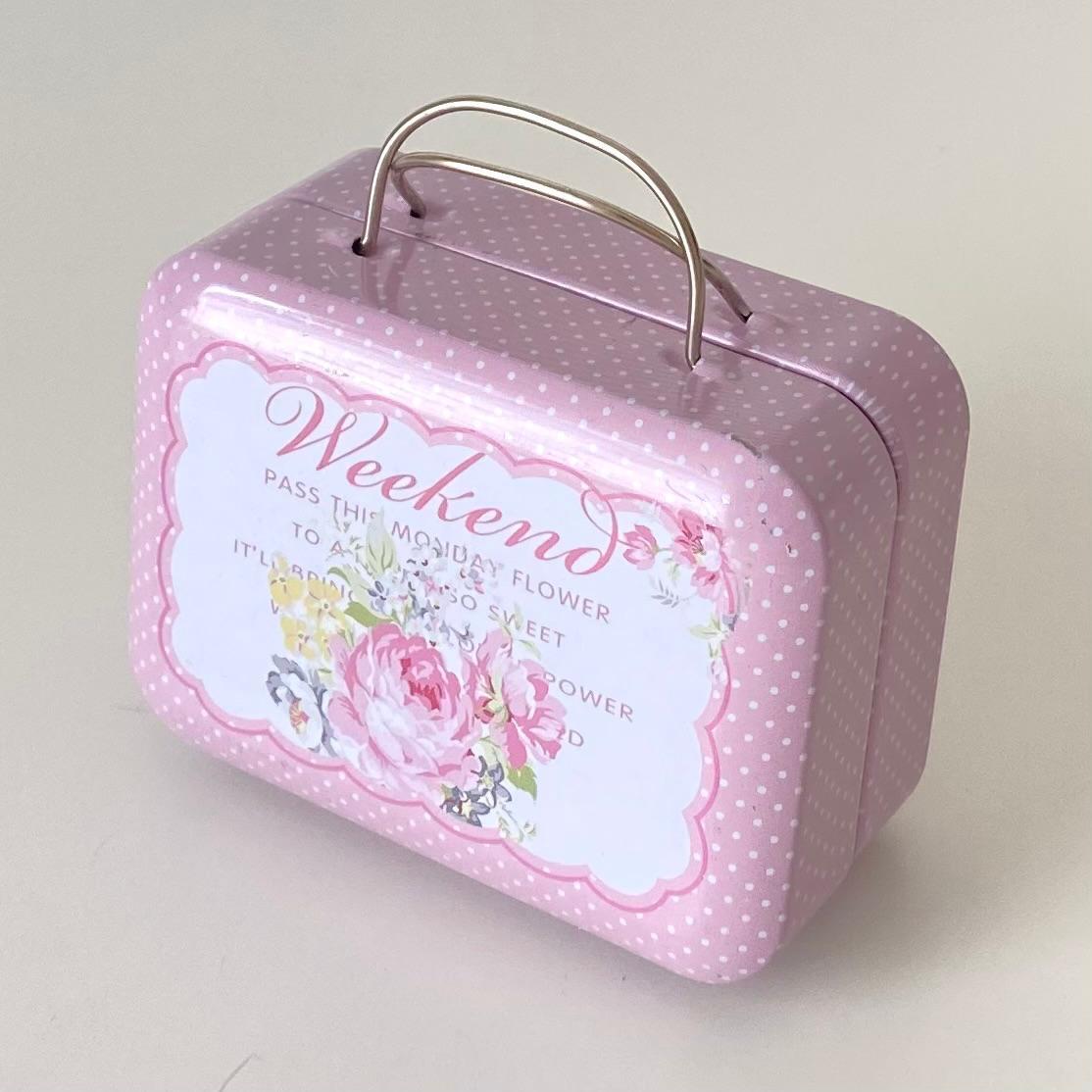 Metal Kutu, Valiz Figürlü, Hediyelik, Takı, Dikiş ve Hobi Kutusu  F Model  *8 Cm *5,5 Cm *4 Cm