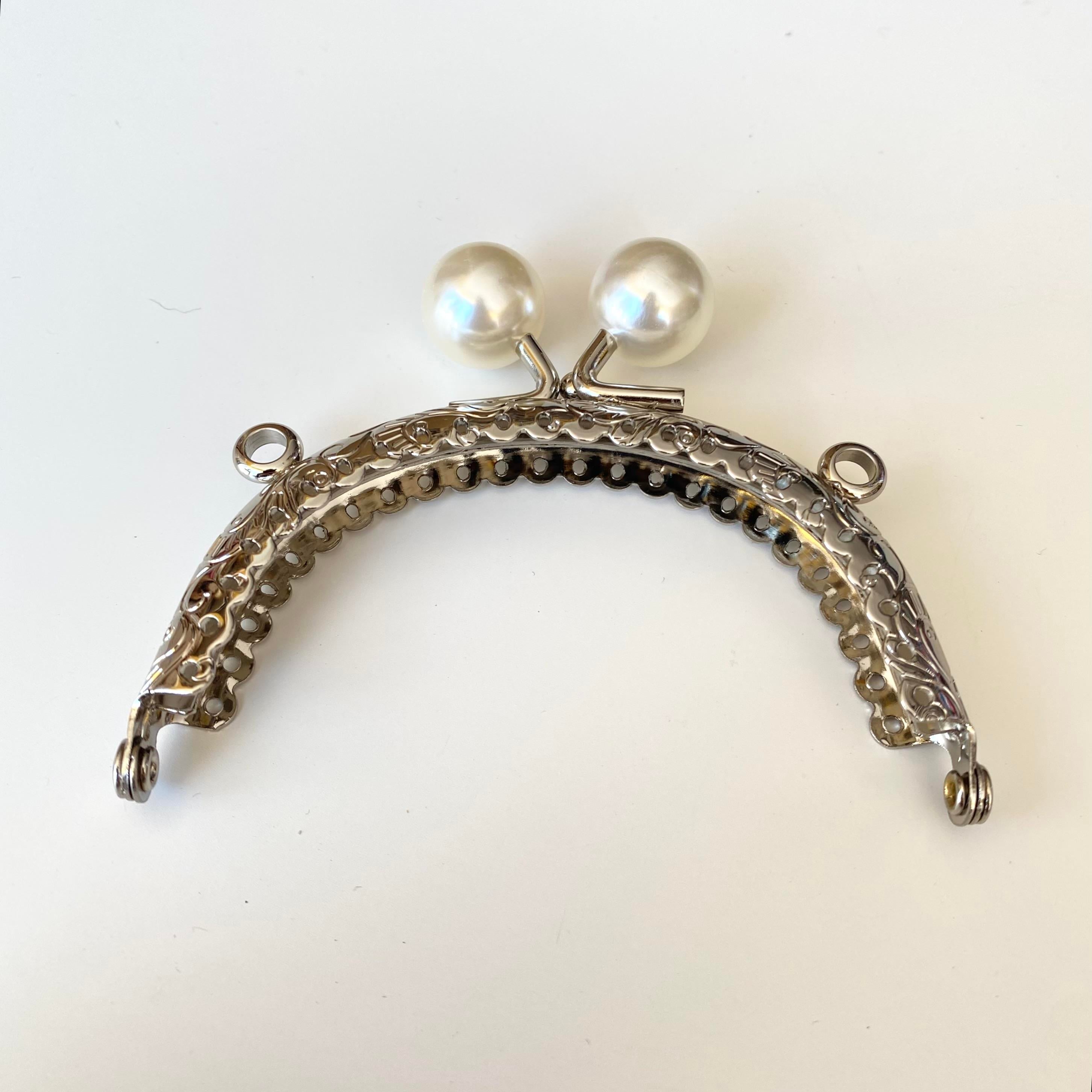 Oval Beyaz İnci Boncuklu İşleme Baskılı Çanta ve Cüzdan Bursu - Klipsi Gümüş 8.5 Cm BA-0102