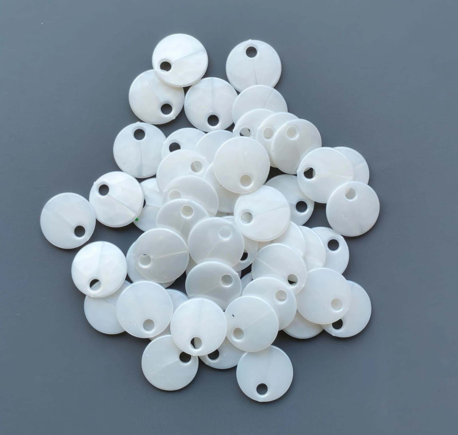 Sedef Görünümlü Plastik Çanta Ve Aksesuar Pulu  20 MM  +/- 140 Adet - 100 Gr Kahve İnci Krem