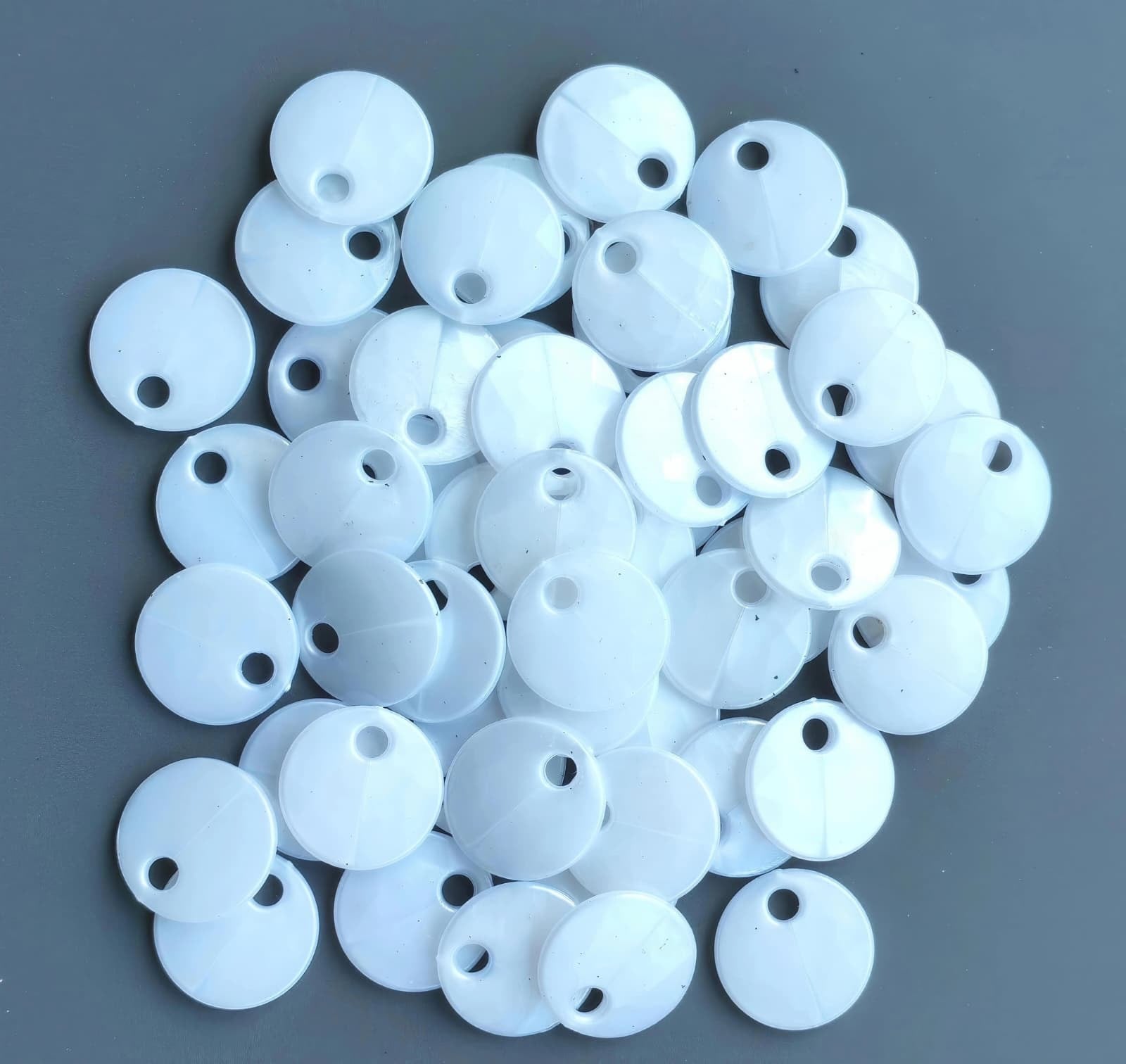 Sedef Görünümlü Plastik Çanta Ve Aksesuar Pulu  20 MM  +/- 140 Adet - 100 Gr Beyaz