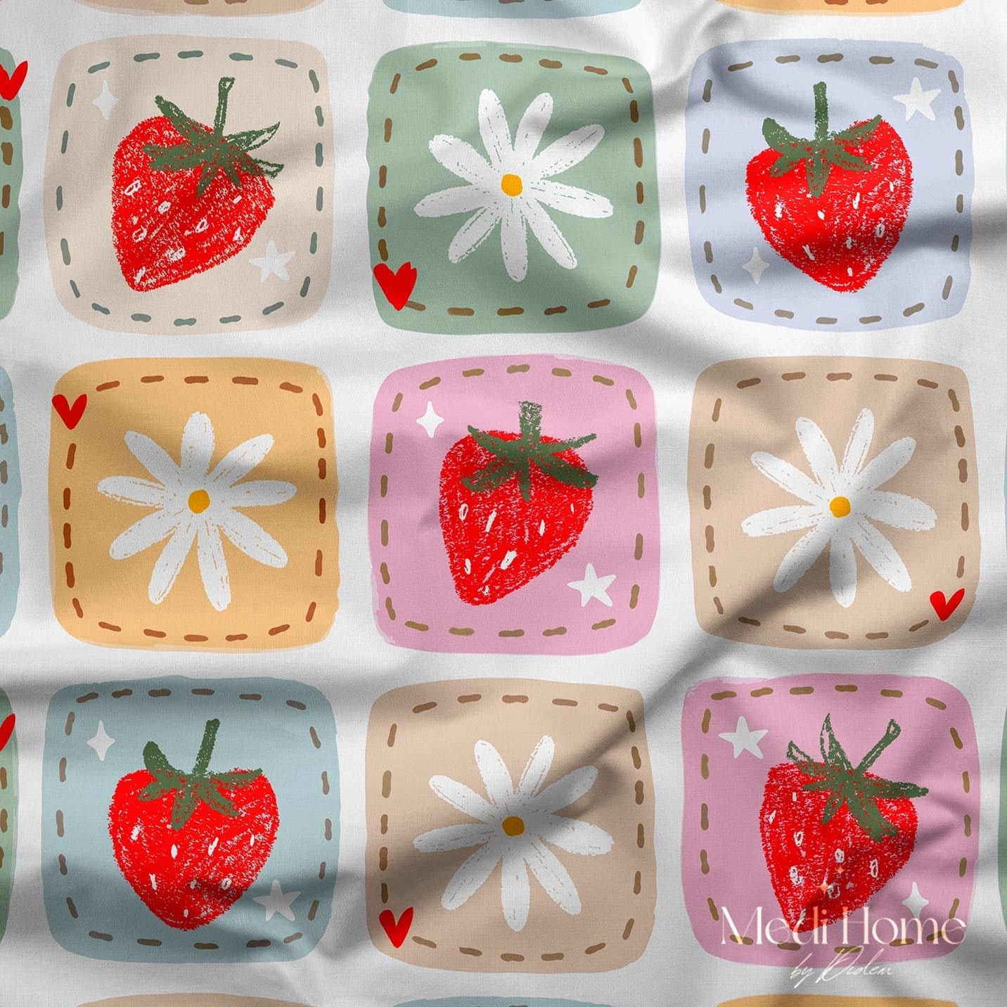 Pastel Karelerde Çilek ve Papatya Dijital Baskılı Kumaş