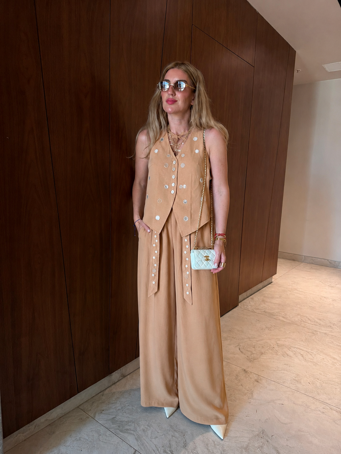 Orijinal Model , Pul Aksesuarlı , Premium Yelek & Pantolon Bej Takım