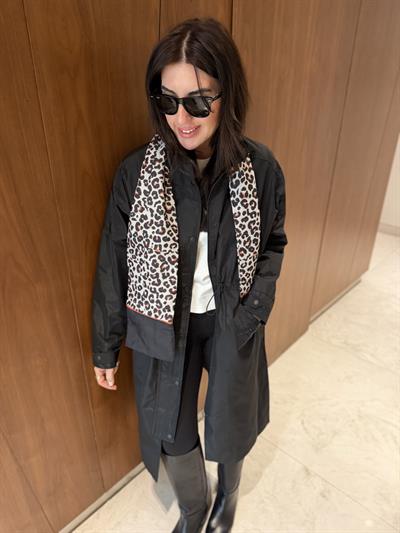 Belden Büzgülü , Leopar Fularlı , Siyah Yağmurluk
